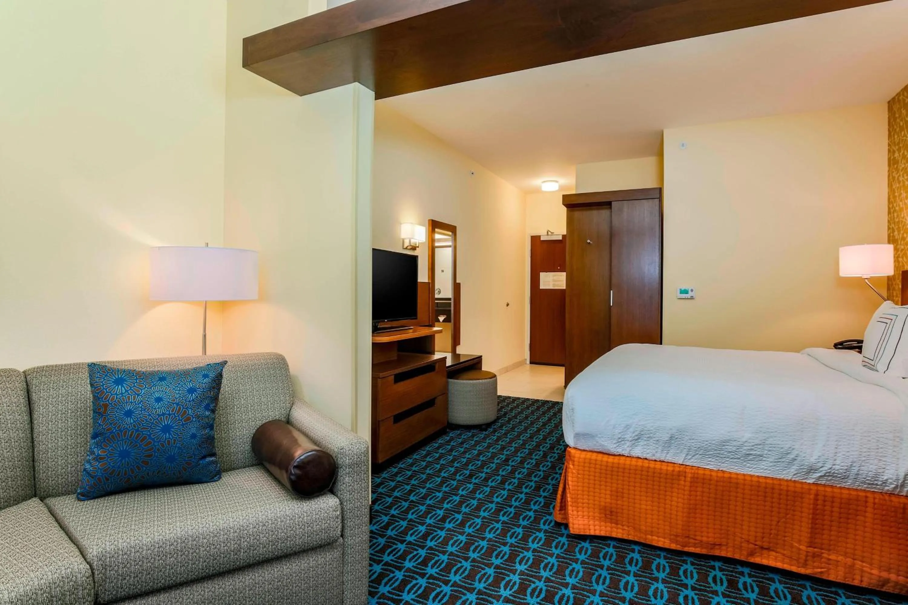 Living room, Bed in Fairfield Inn & Suites by Marriott Snyder