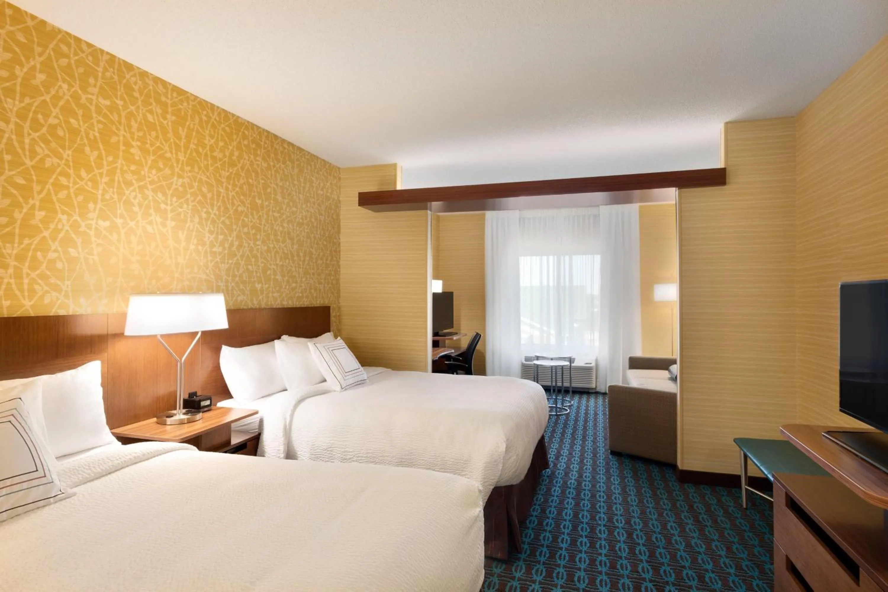 Photo of the whole room, Bed in Fairfield Inn & Suites by Marriott Lancaster East at The Outlets