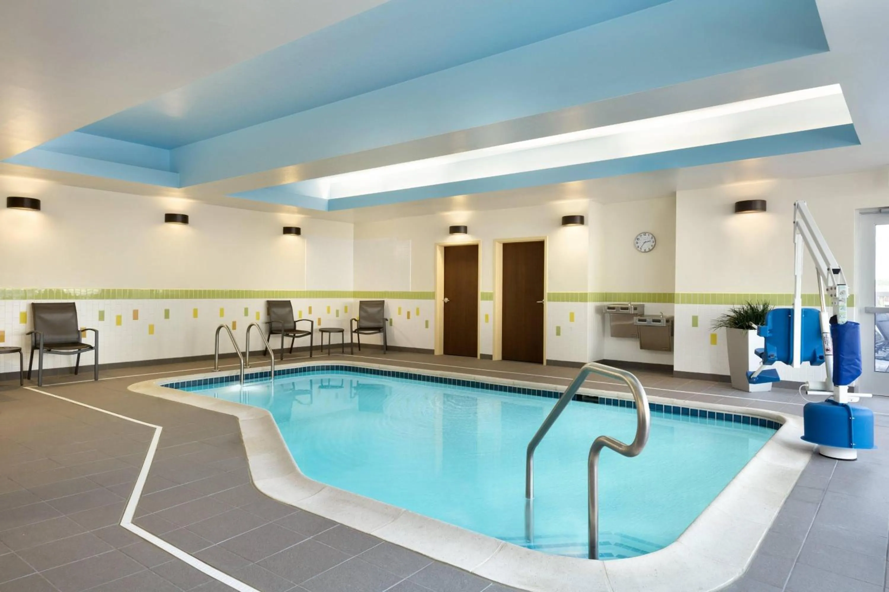 Swimming pool in Fairfield Inn & Suites by Marriott Lancaster East at The Outlets