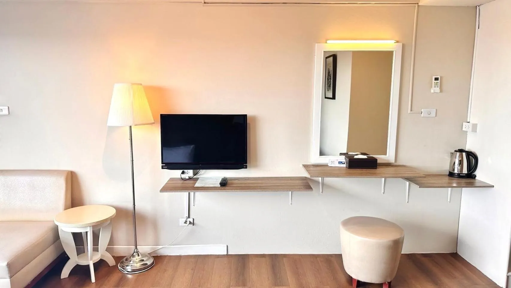 Photo of the whole room in Ayothaya Riverside Hotel