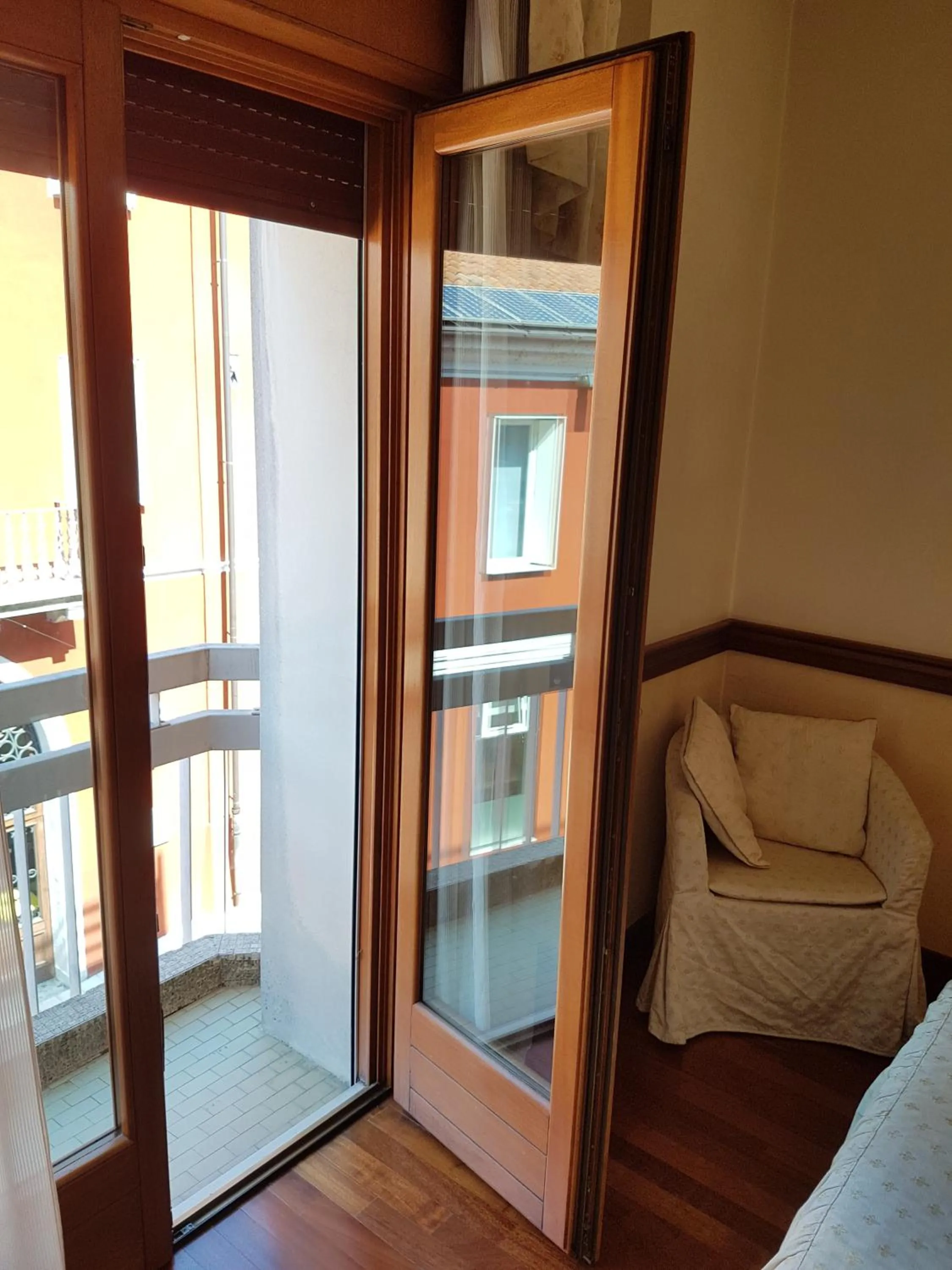 Quiet street view, Bed in Hotel Minerva