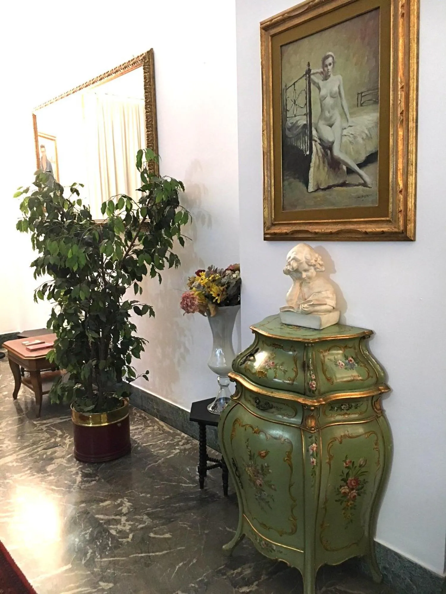 Communal lounge/ TV room in Hotel Minerva