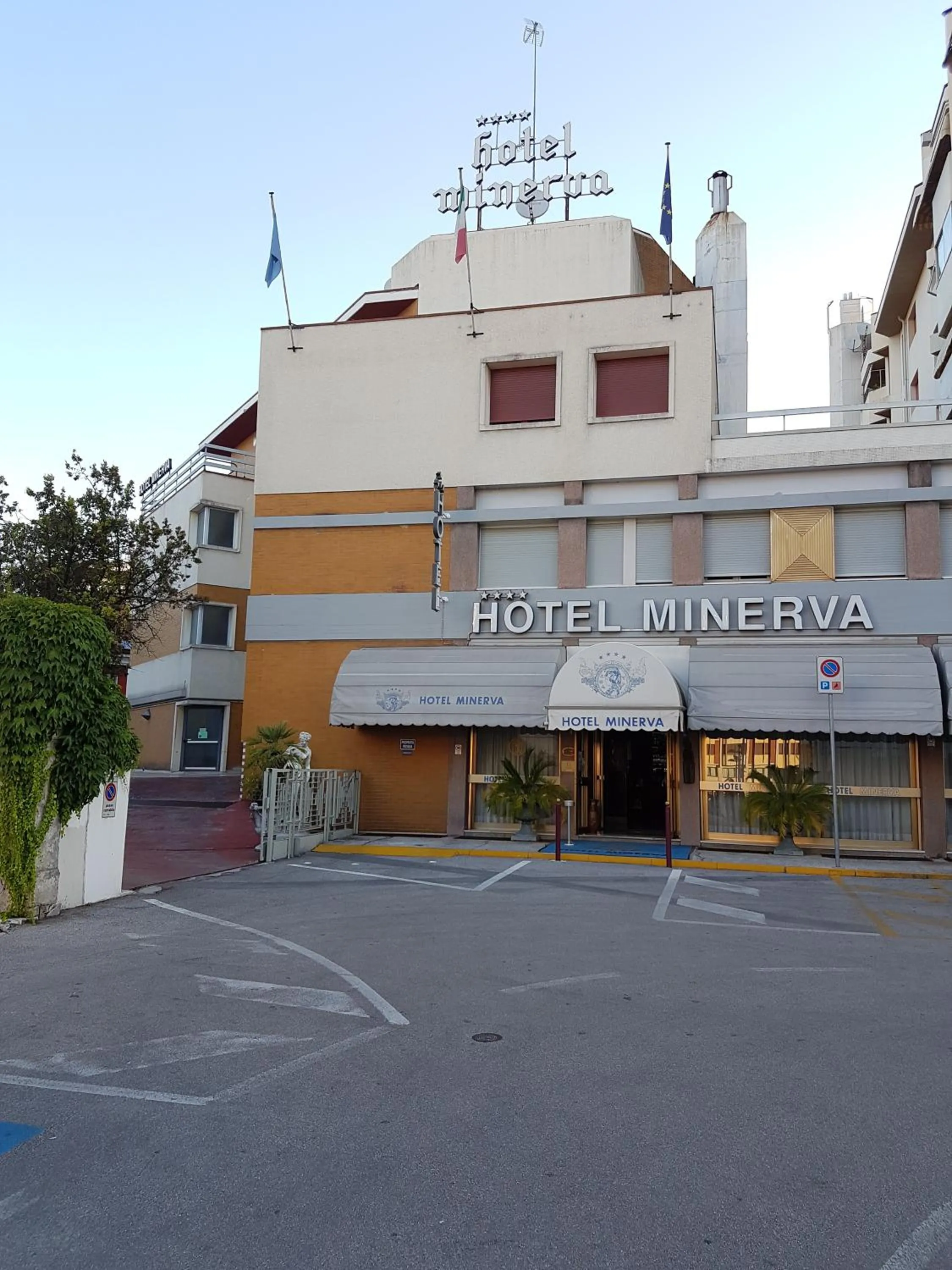 Facade/entrance in Hotel Minerva