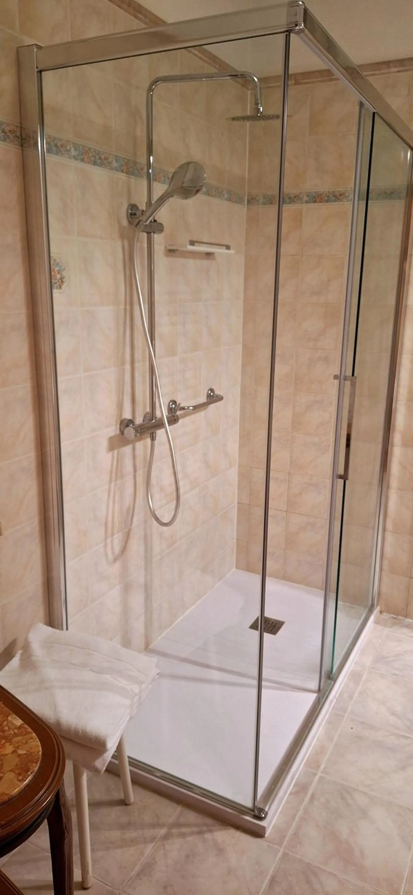 Shower in Hotel Minerva