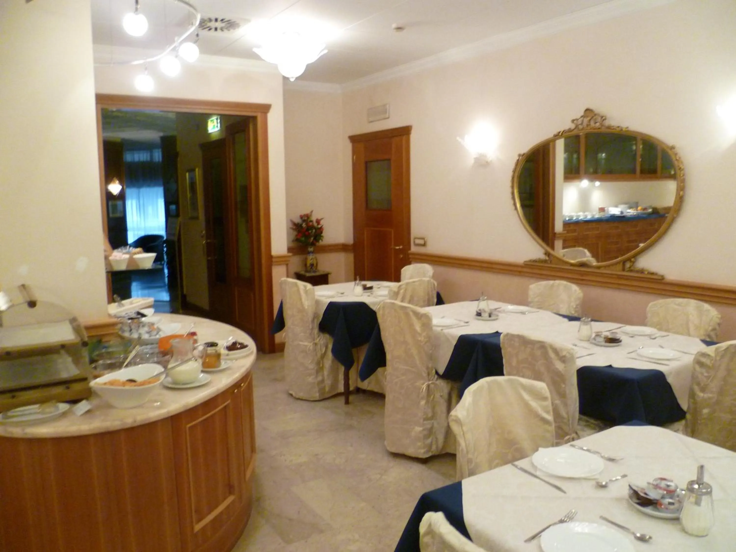 Restaurant/places to eat, Bed in Hotel Minerva