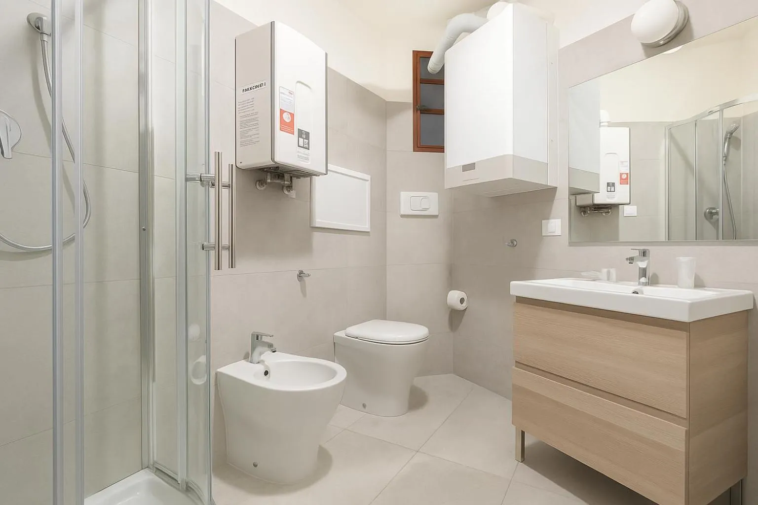 Shower in Piazza Bovio 22