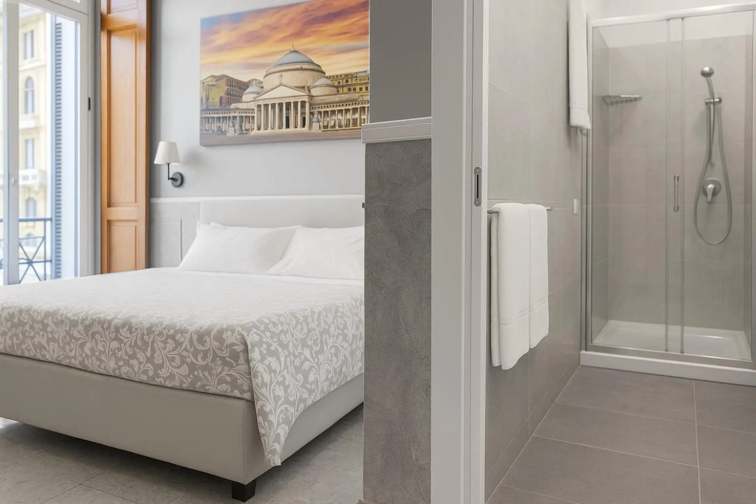 Shower, Bed in Piazza Bovio 22