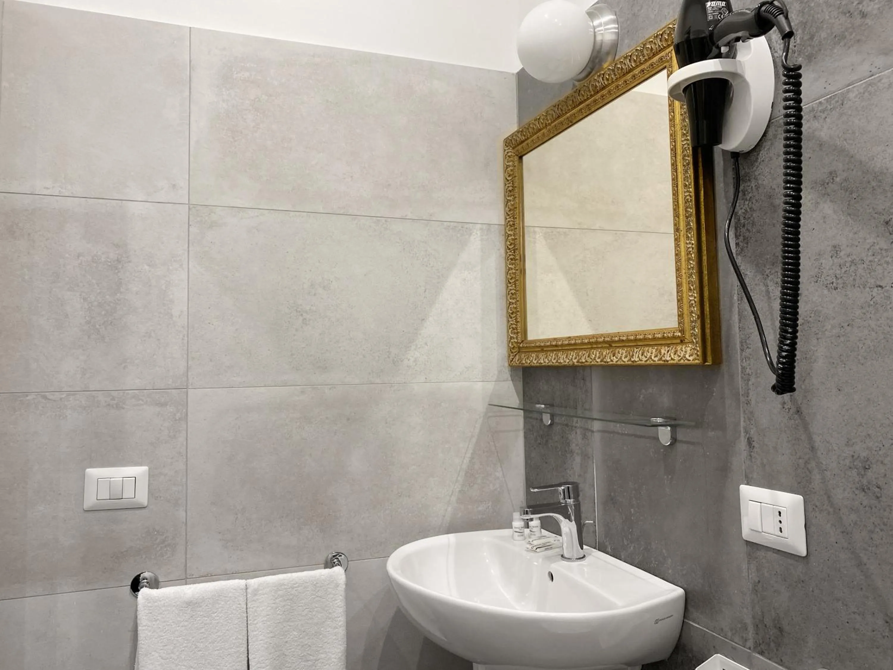 Bathroom in Piazza Bovio 22