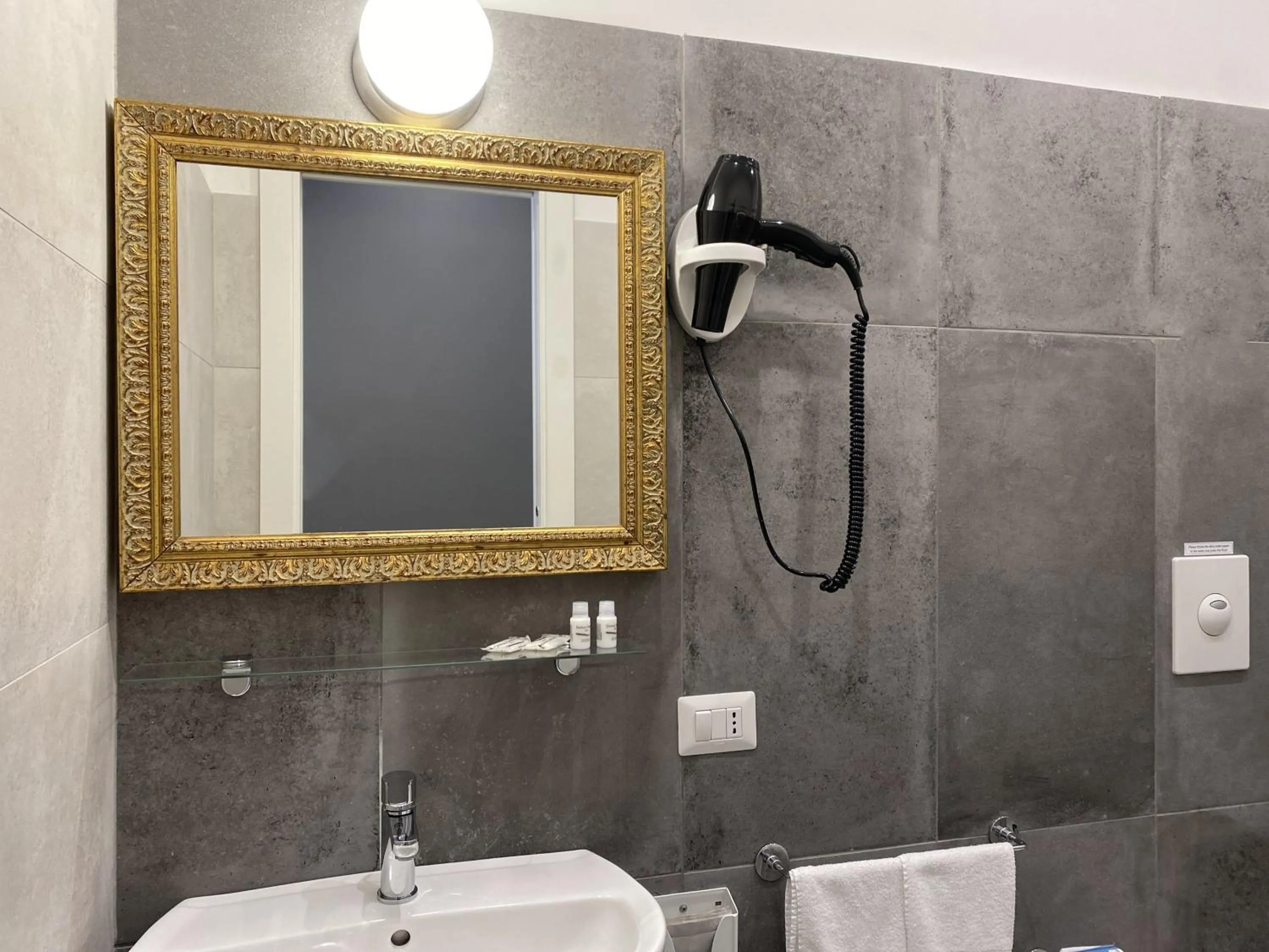 Bathroom in Piazza Bovio 22