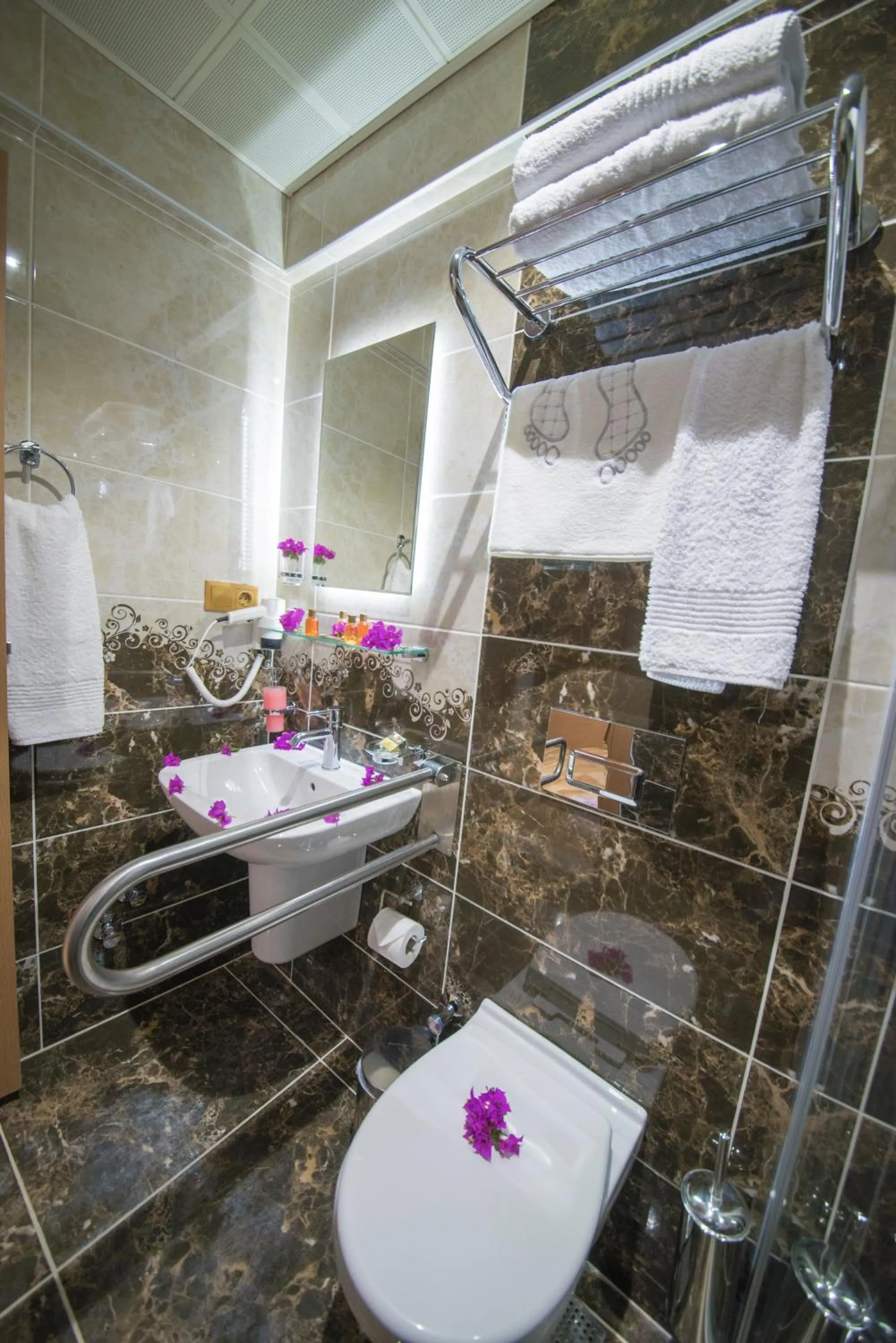 Shower in Kayı Hotel