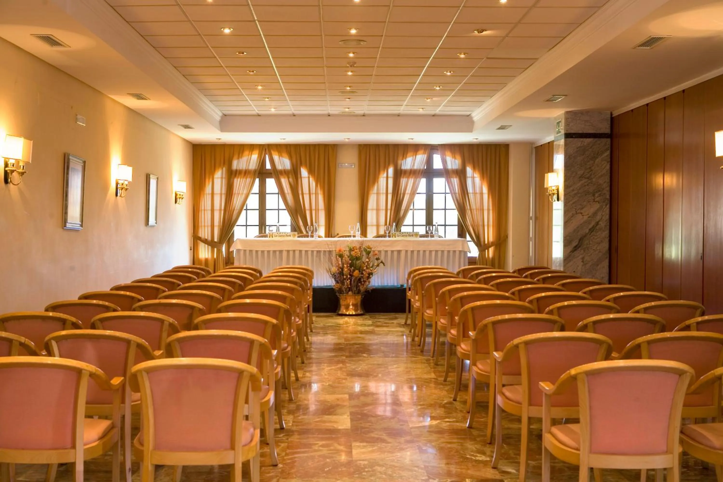 Banquet/Function facilities in La Cueva Park