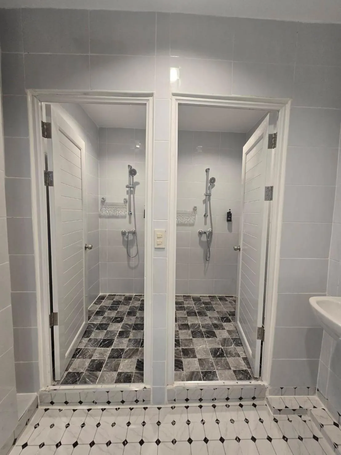 Shower in Bella Express