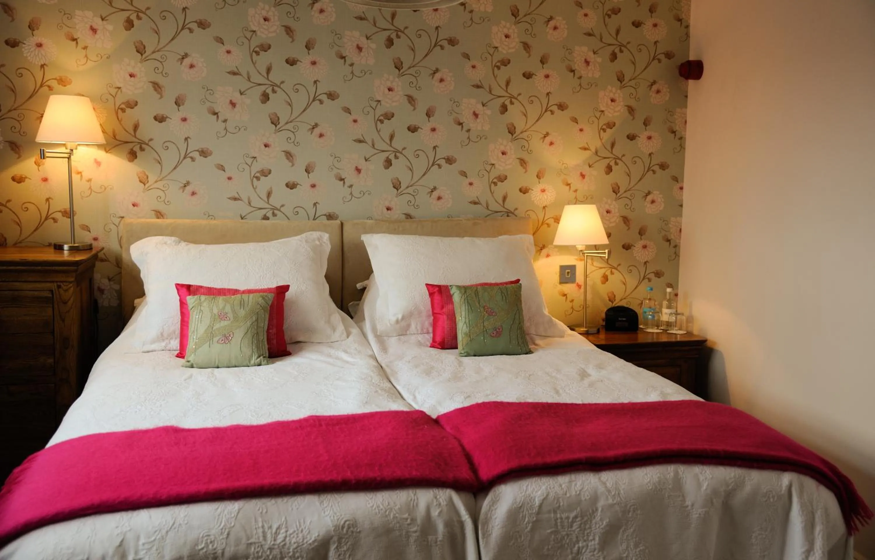 Bedroom, Bed in Magpies Restaurant with Rooms