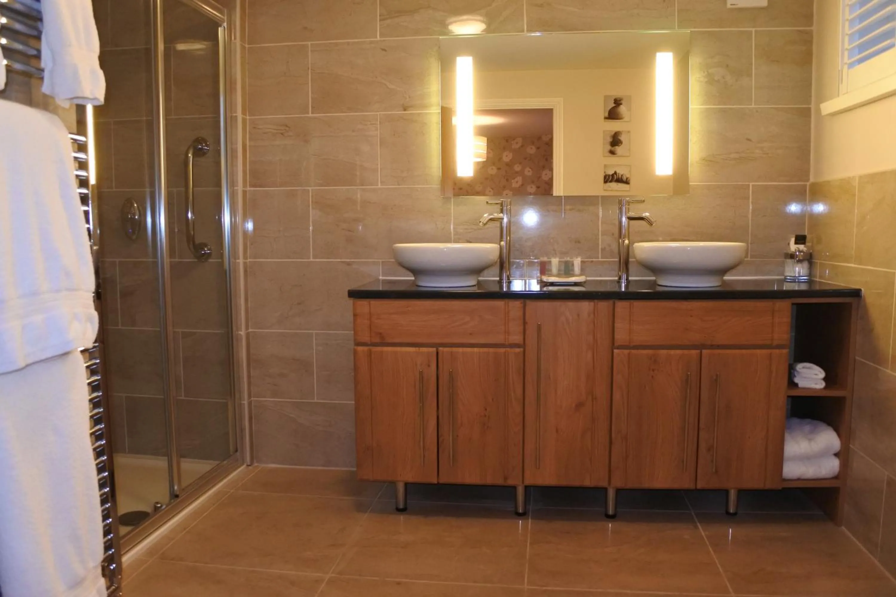Bathroom in Magpies Restaurant with Rooms