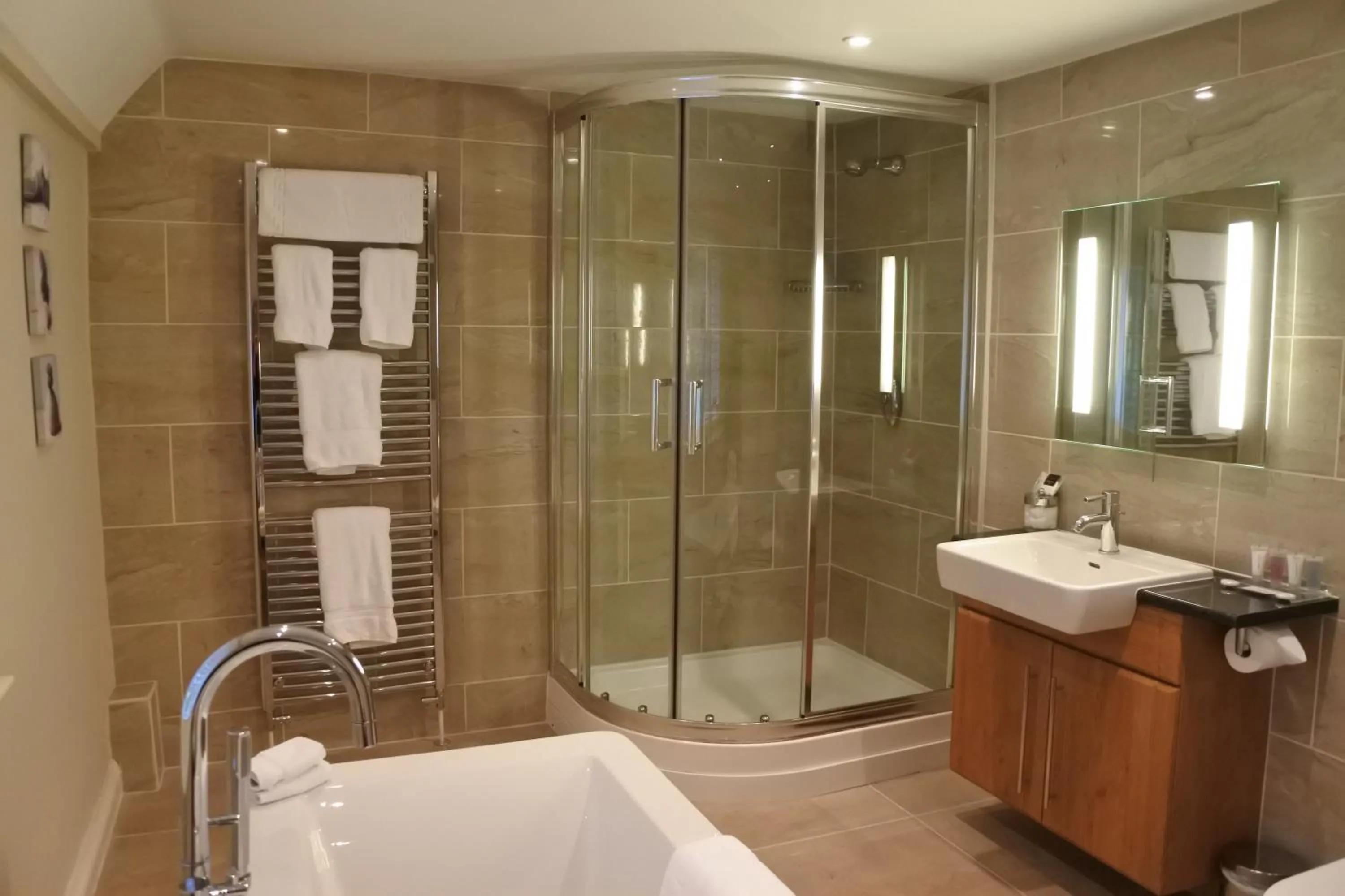 Bathroom in Magpies Restaurant with Rooms