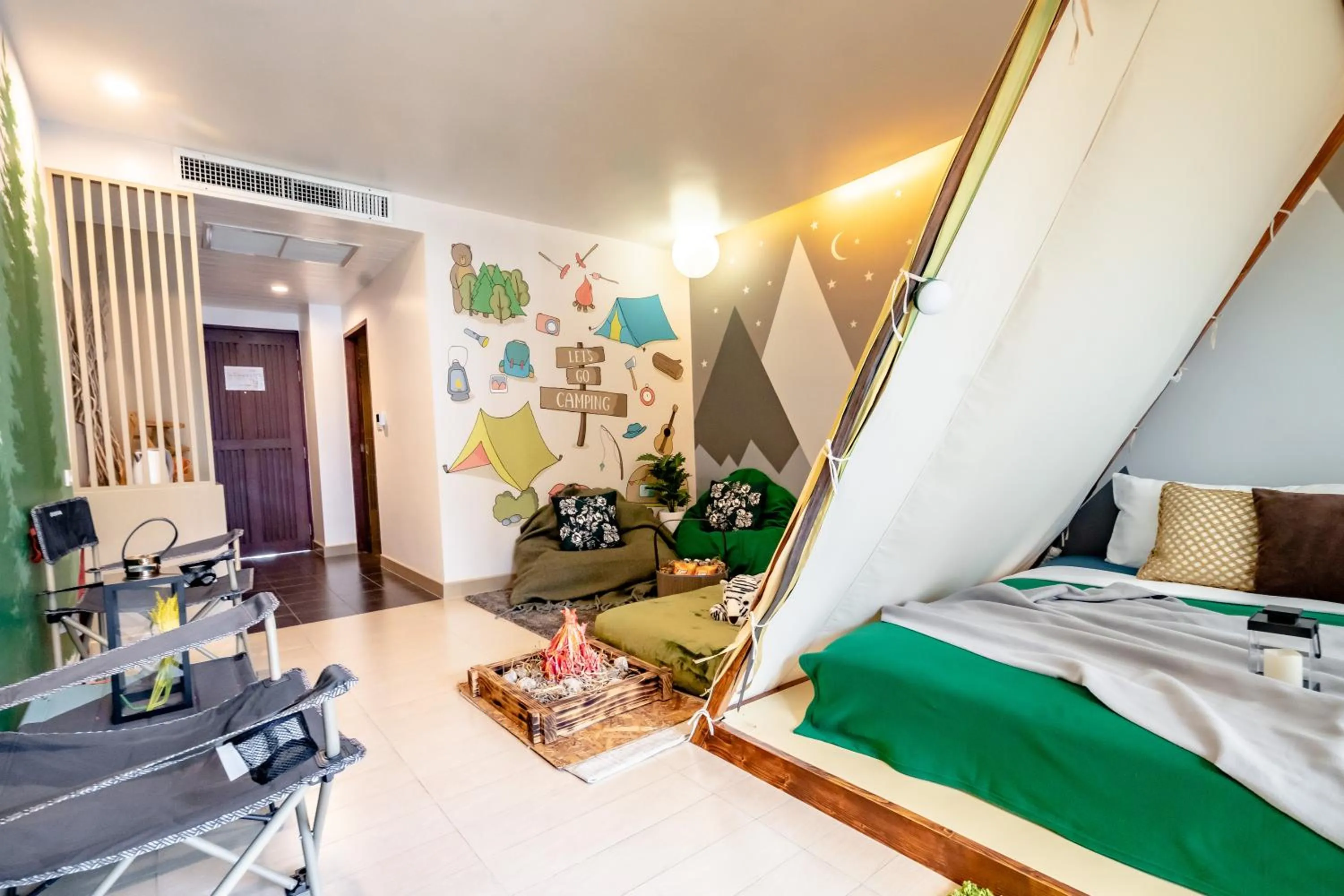 Living room, Bed in Hotel J Pattaya