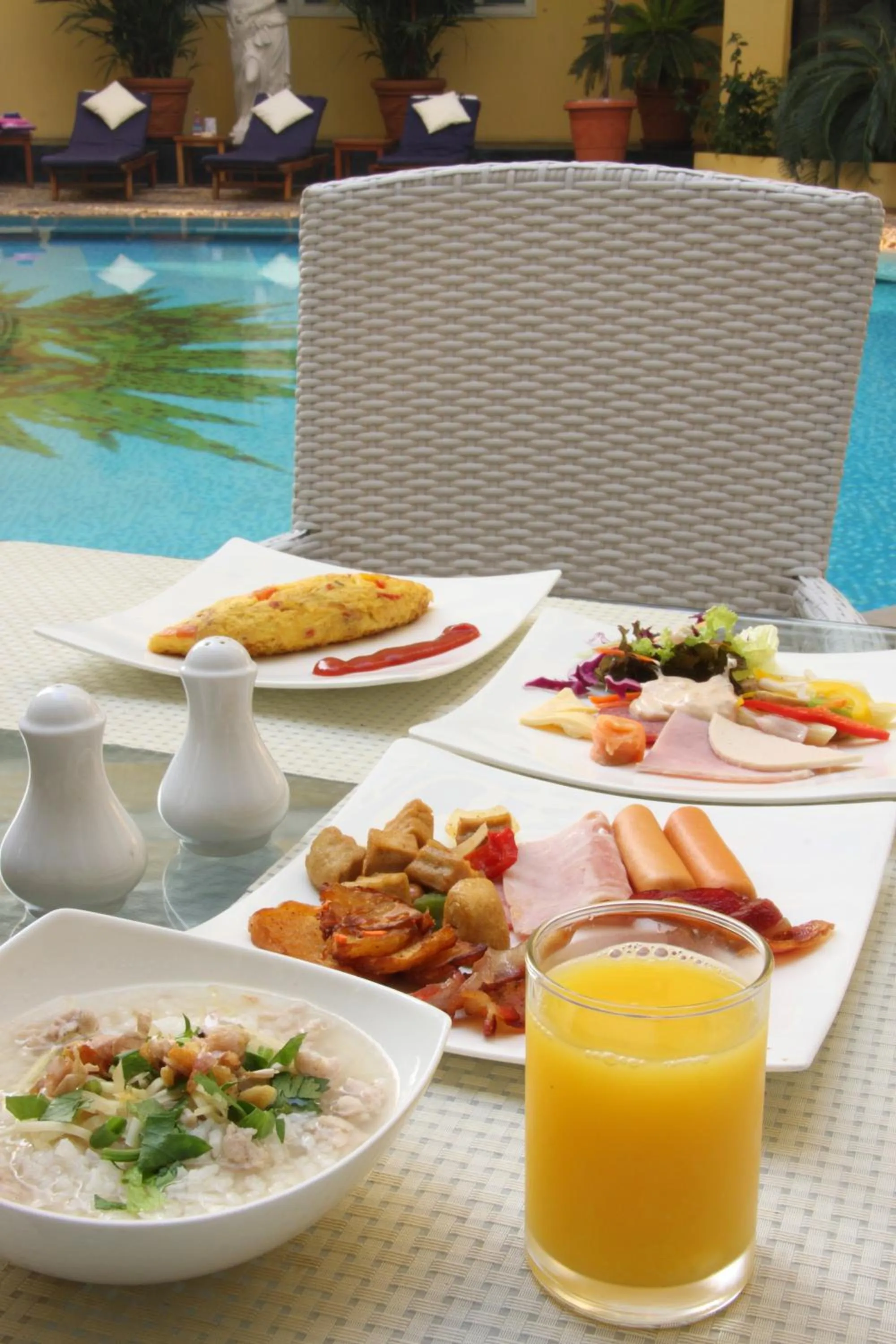 Buffet breakfast in Four Seasons Place Pattaya
