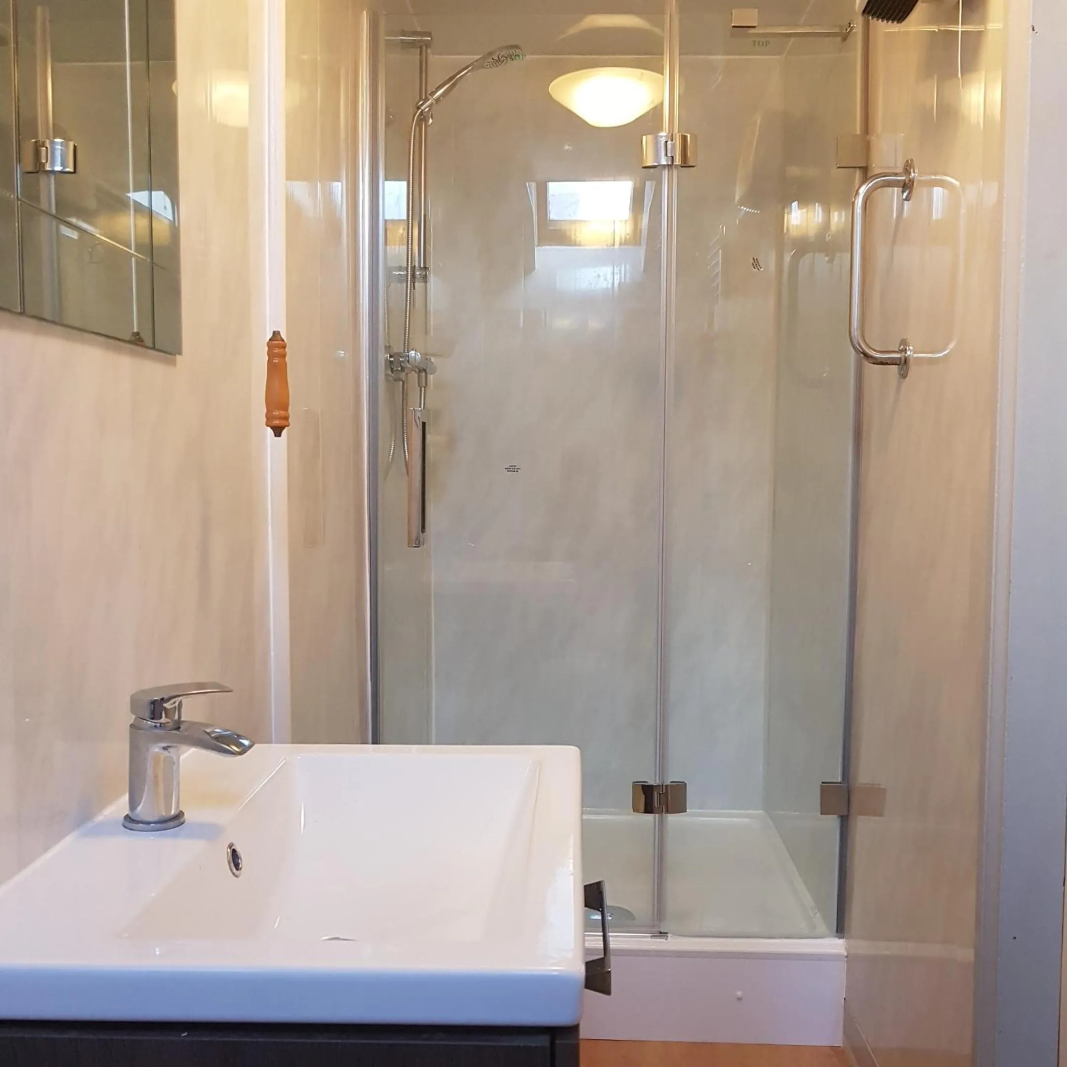 Bathroom in Pannett House Bed & Breakfast, Beautiful Victorian residence