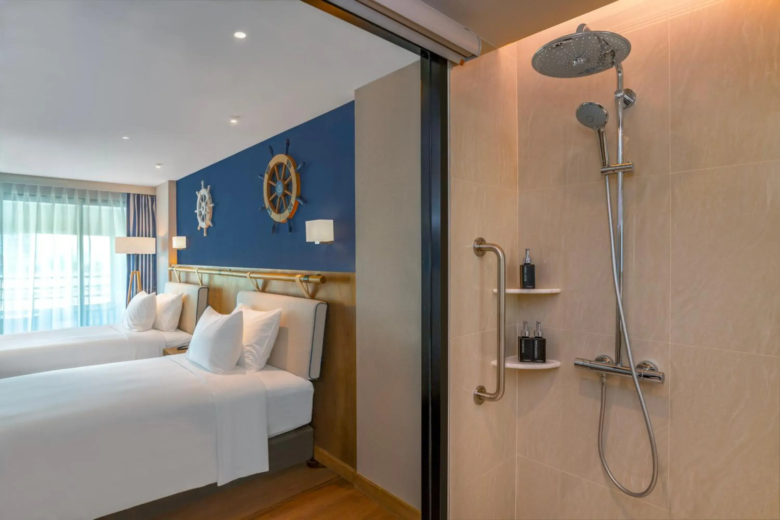 Bathroom, Bed in Ocean Marina Resort Pattaya Jomtien