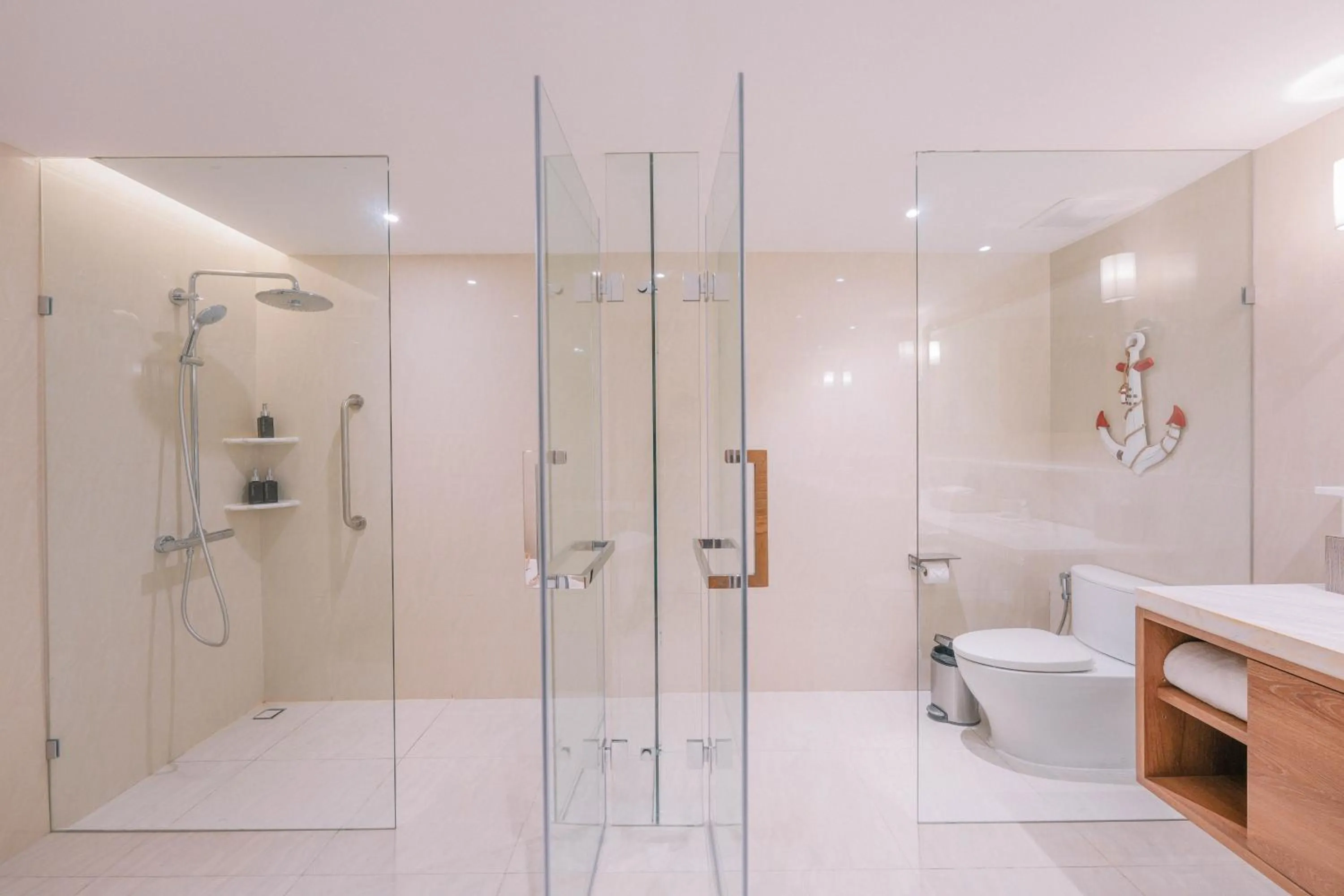 Shower in Ocean Marina Resort Pattaya Jomtien