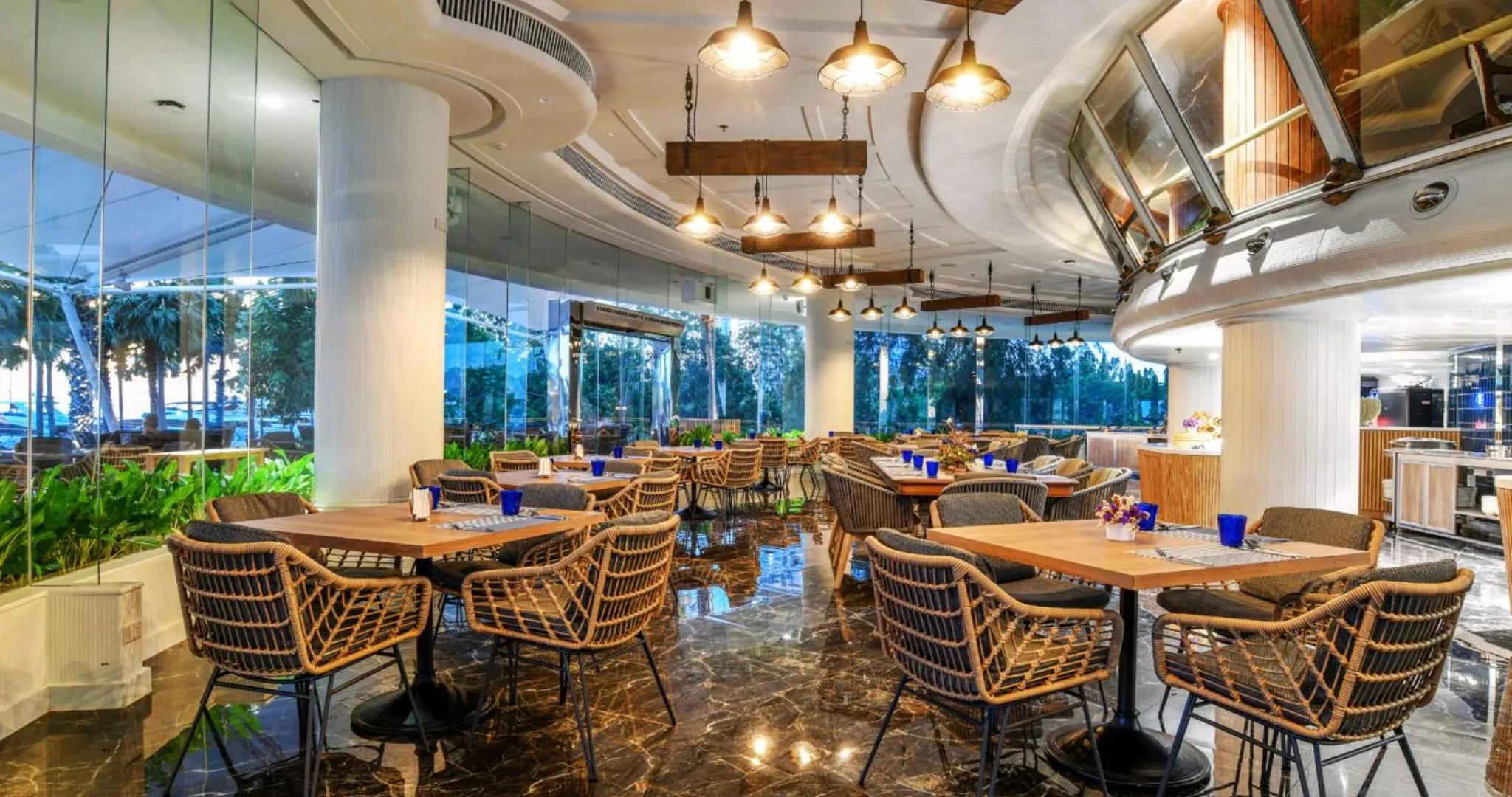 Restaurant/places to eat in Ocean Marina Resort Pattaya Jomtien