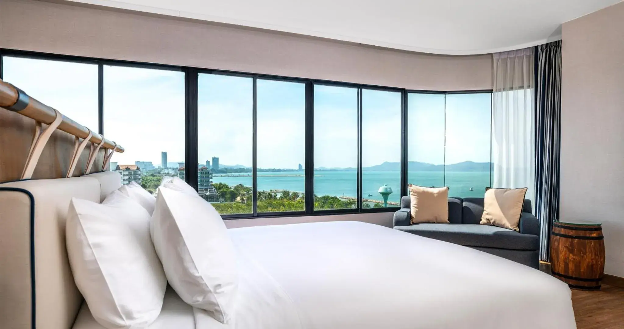 Bedroom, Bed in Ocean Marina Resort Pattaya Jomtien