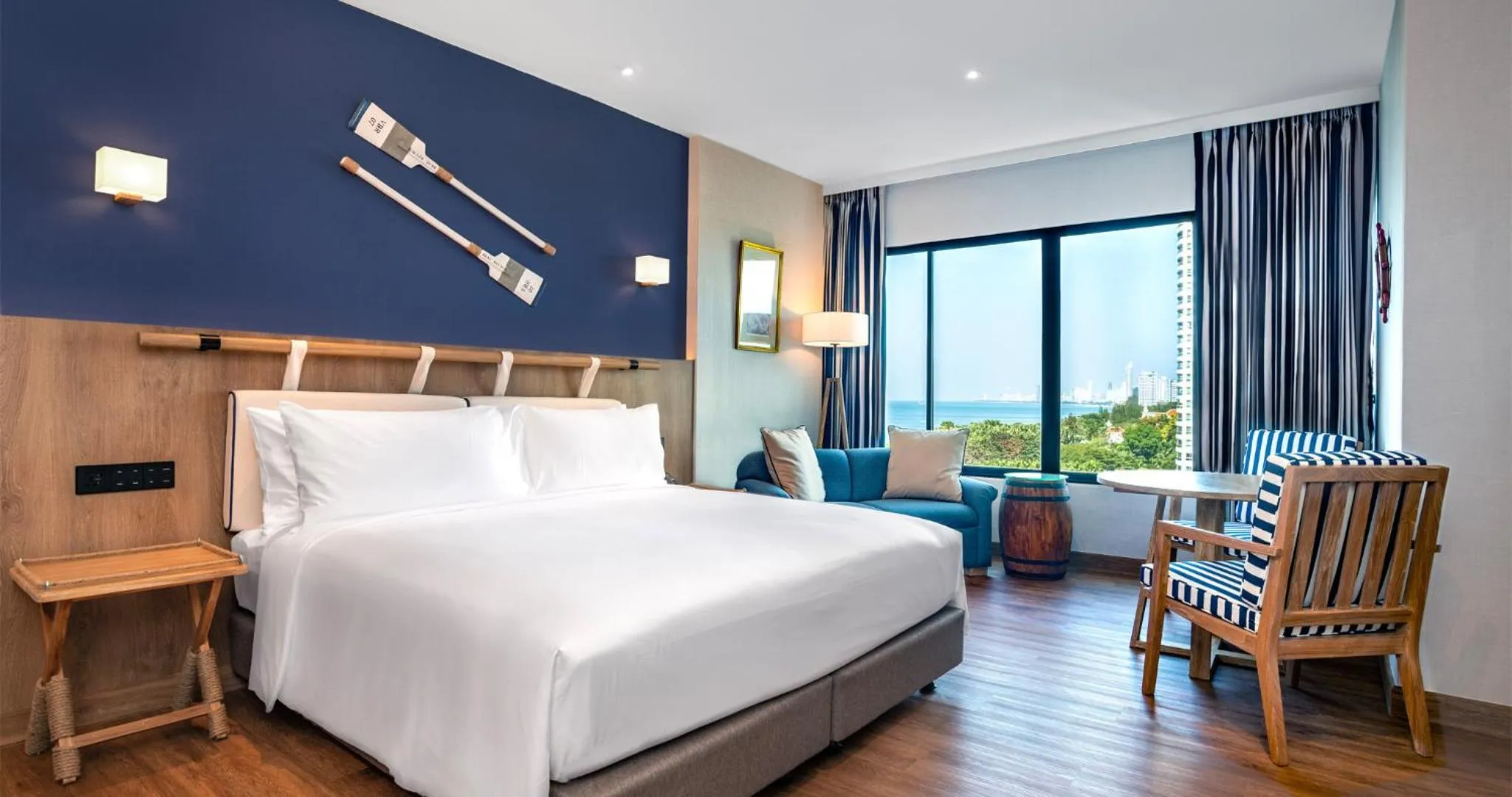 Deluxe King Room in Ocean Marina Resort Pattaya Jomtien