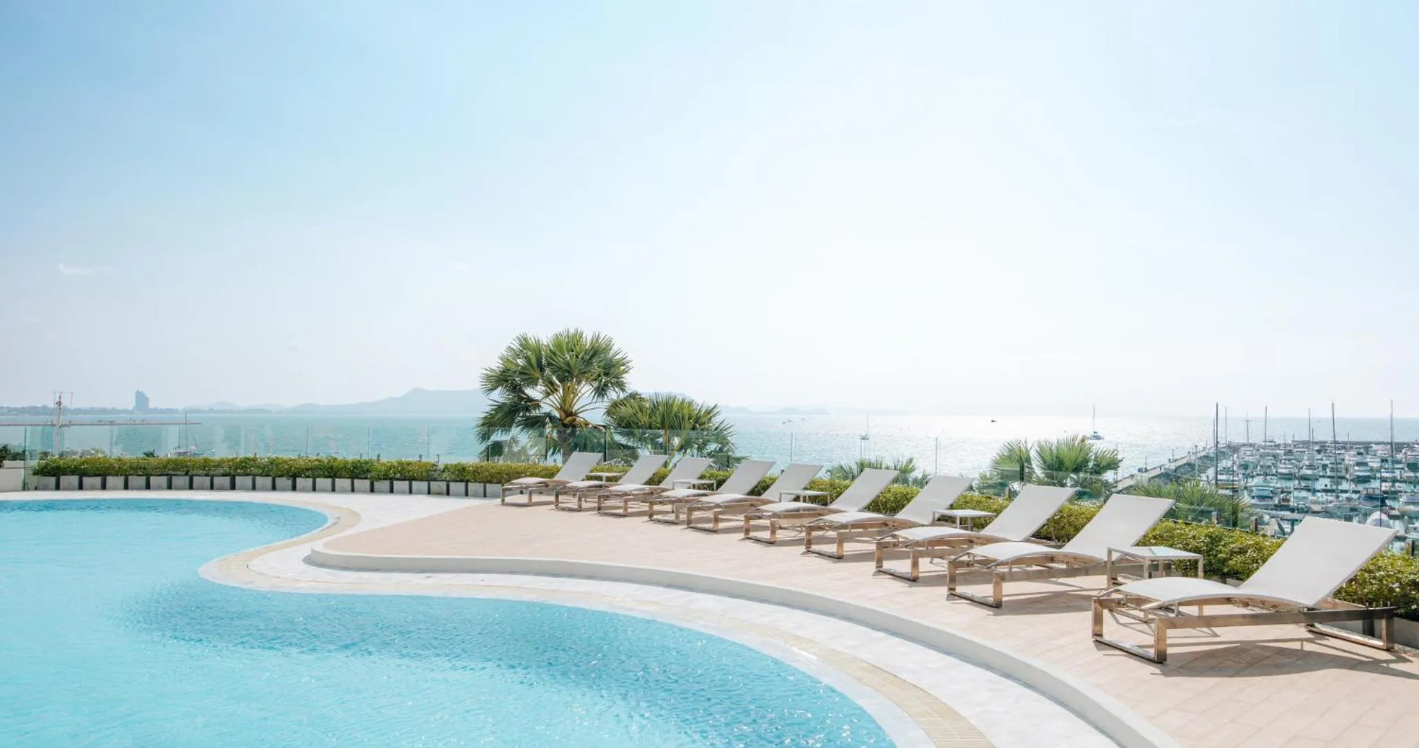 Swimming pool in Ocean Marina Resort Pattaya Jomtien