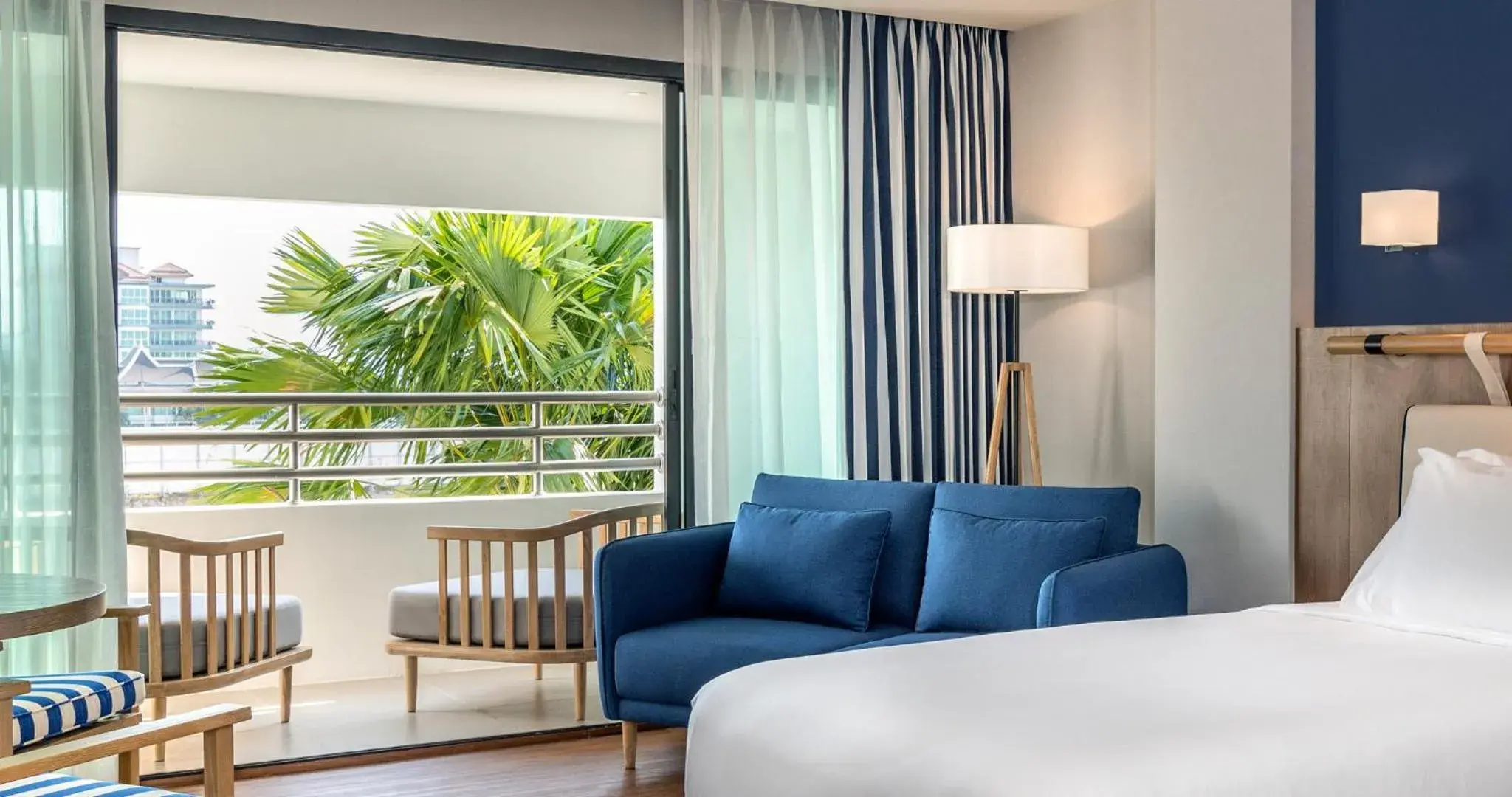 Balcony/Terrace, Bed in Ocean Marina Resort Pattaya Jomtien