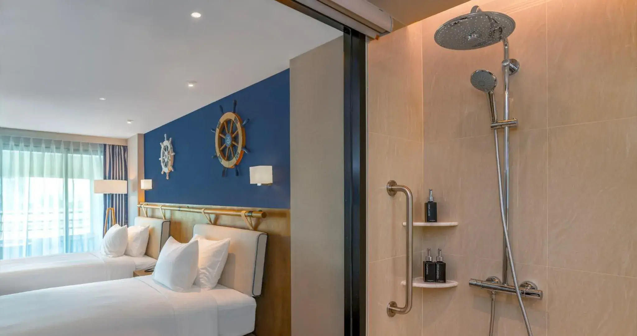 Shower, Bed in Ocean Marina Resort Pattaya Jomtien