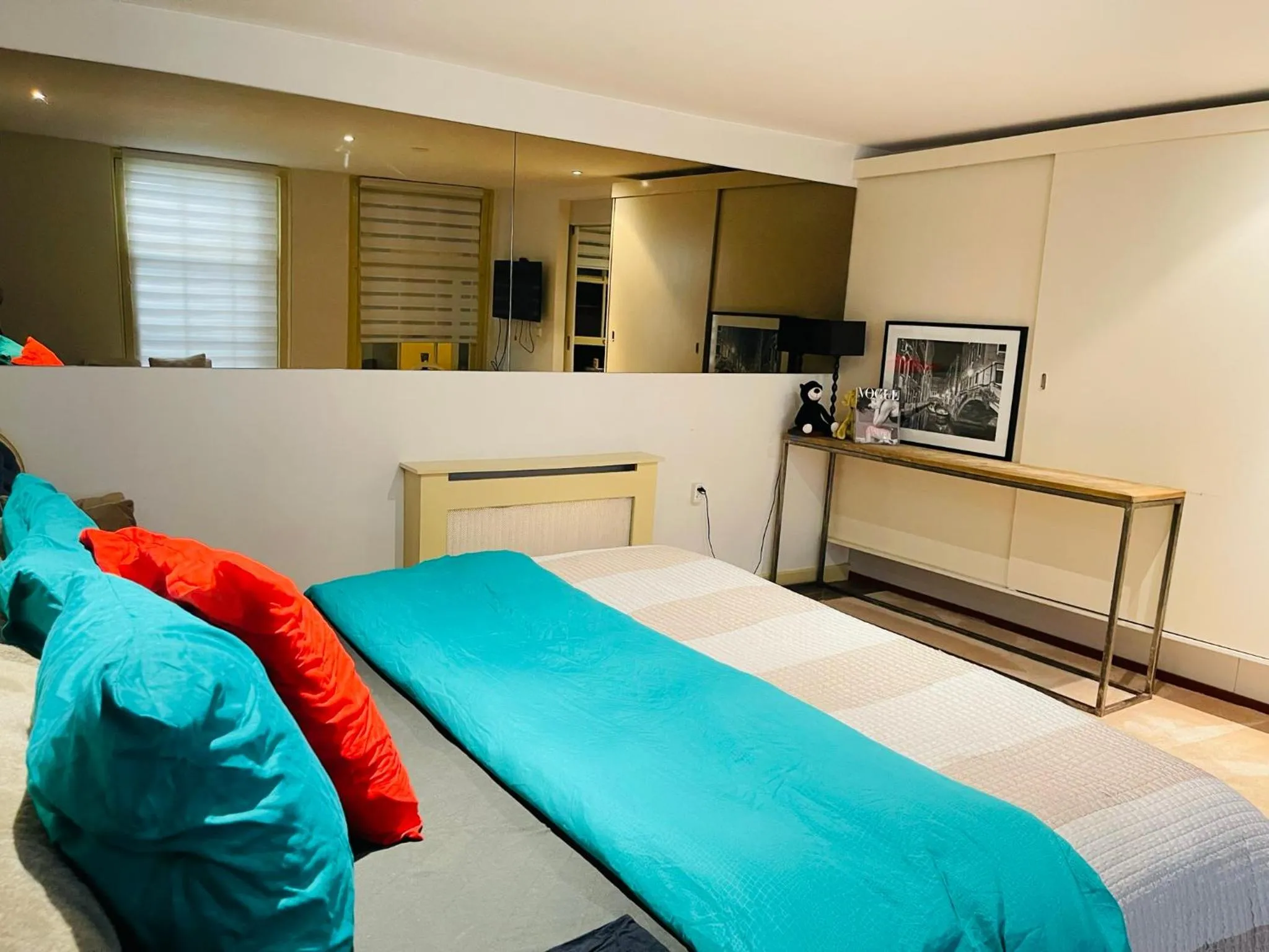 Three-Bedroom Apartment in Red light district B & B canal view