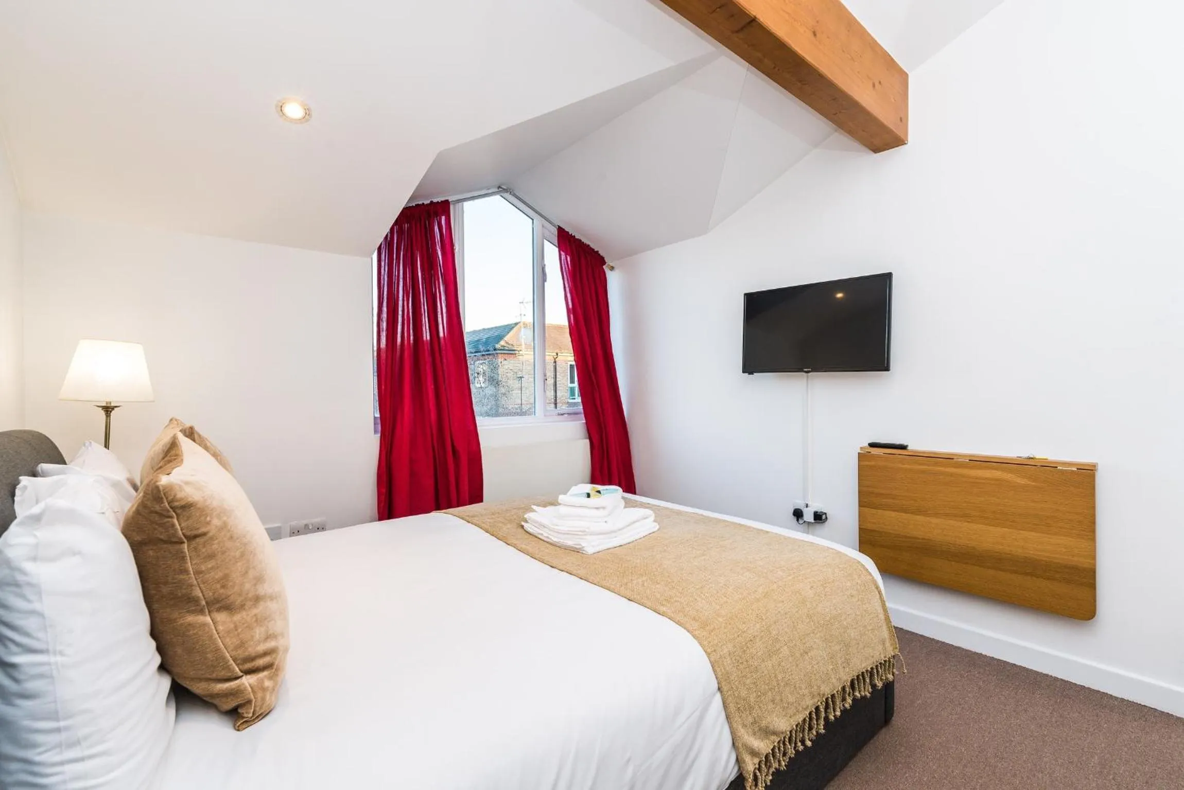 Photo of the whole room, Bed in Riverbank Stay