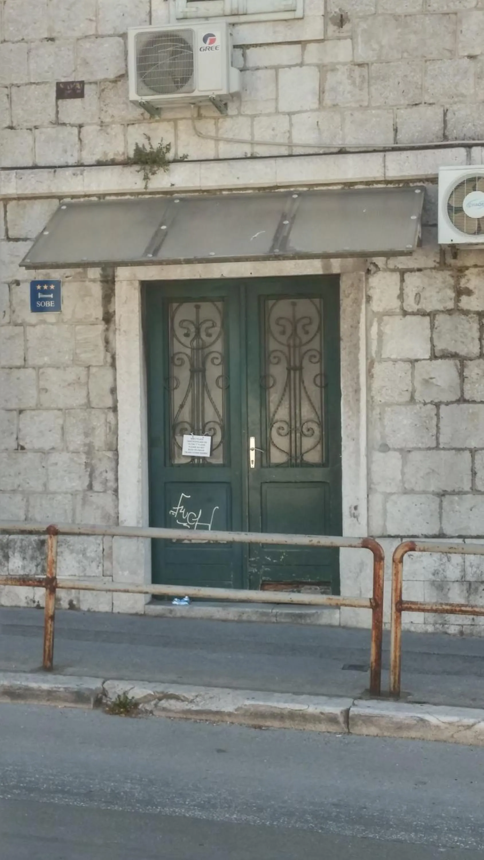 Facade/entrance in Pavelin apartments