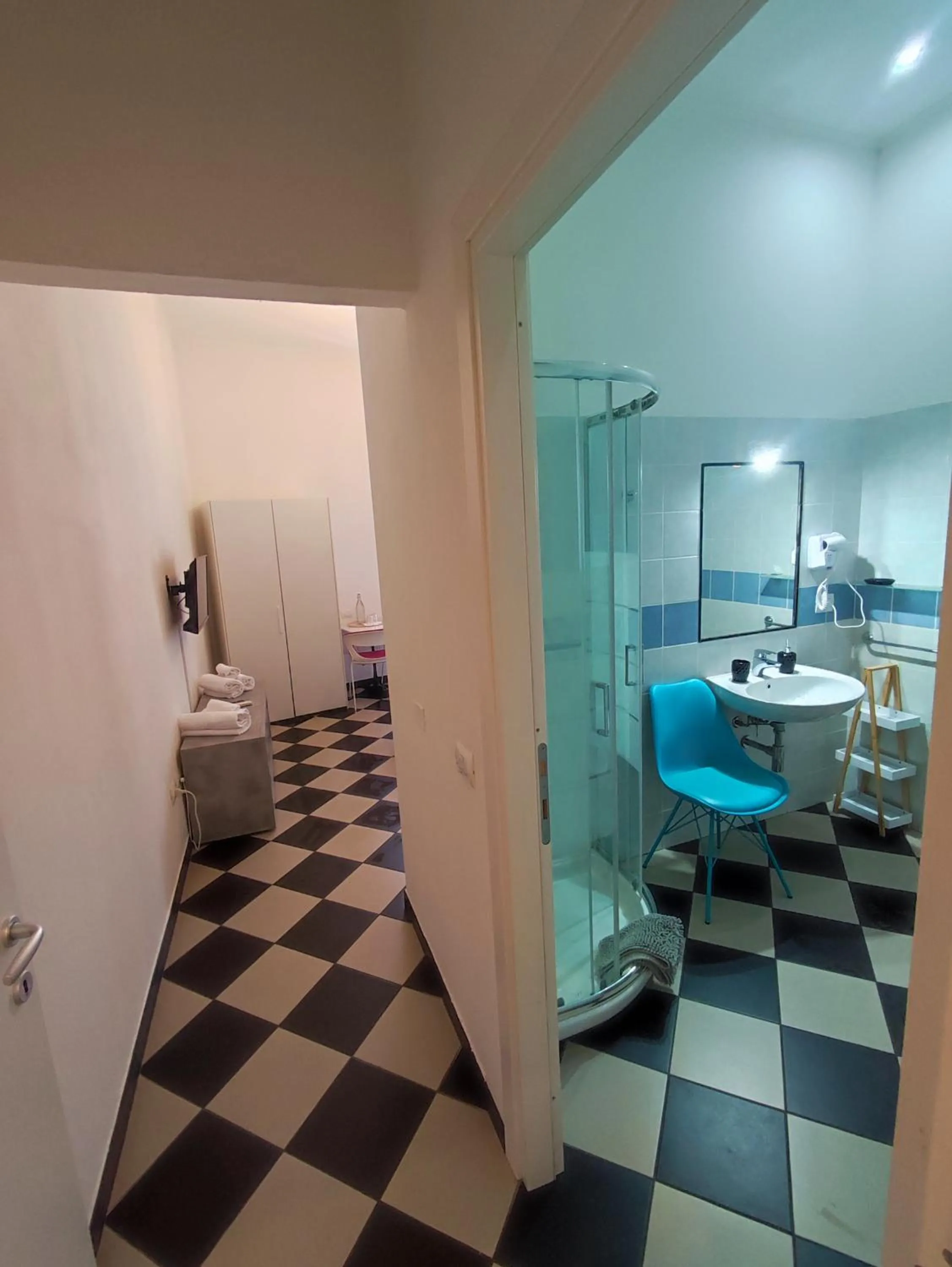 Shower in Manì Rooms