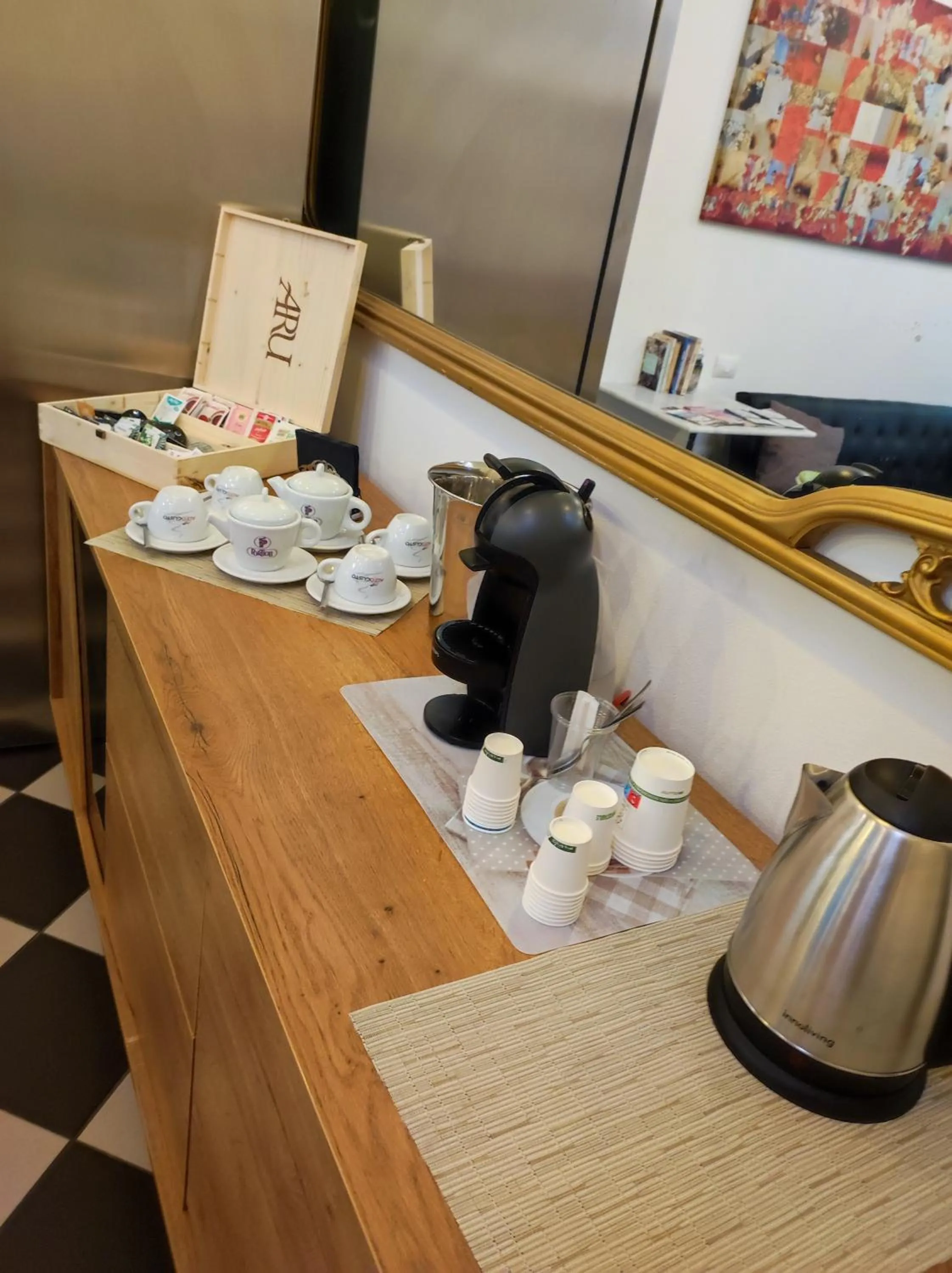 Communal lounge/ TV room in Manì Rooms