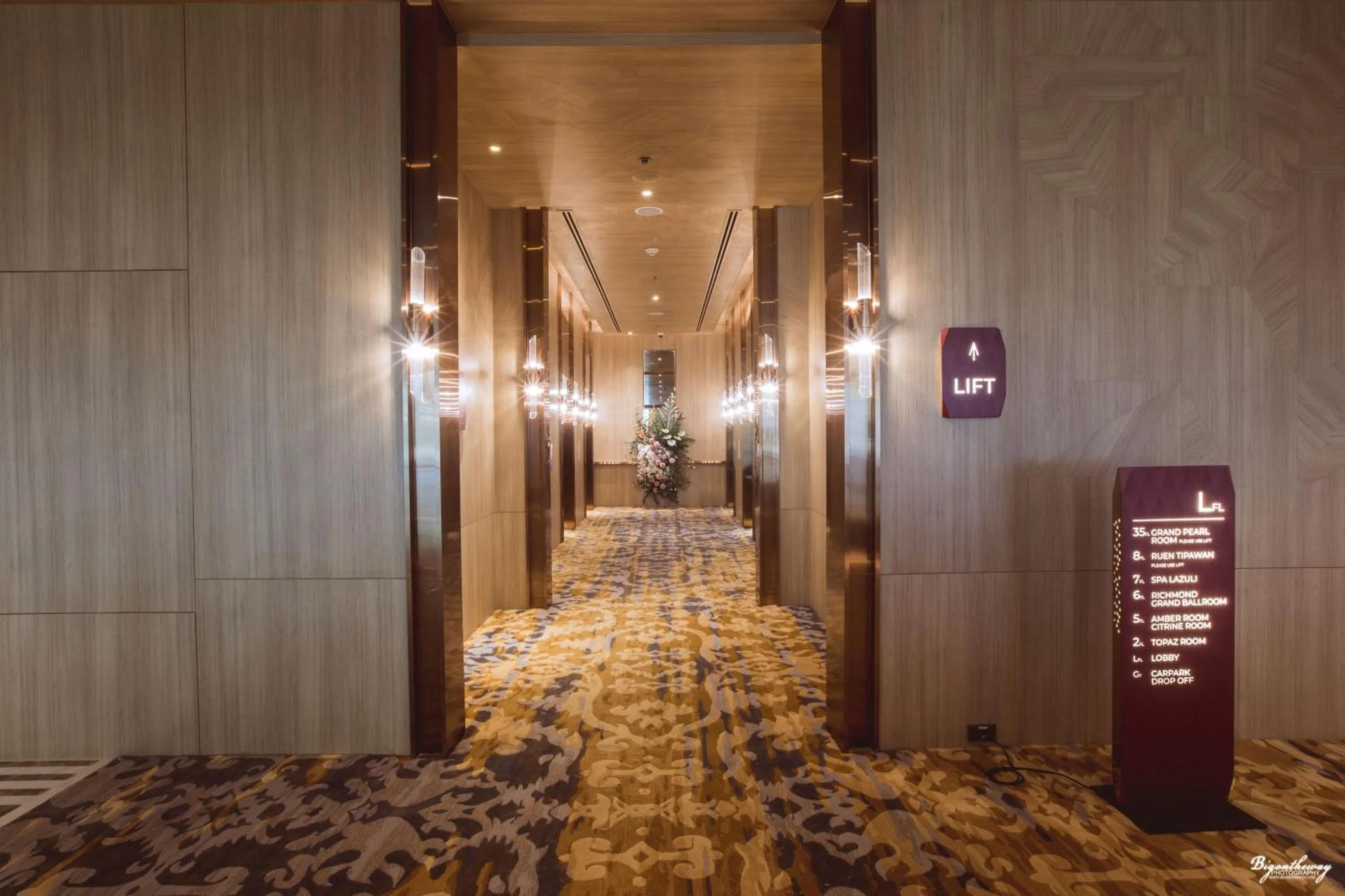 elevator in Grand Richmond Stylish Convention Hotel