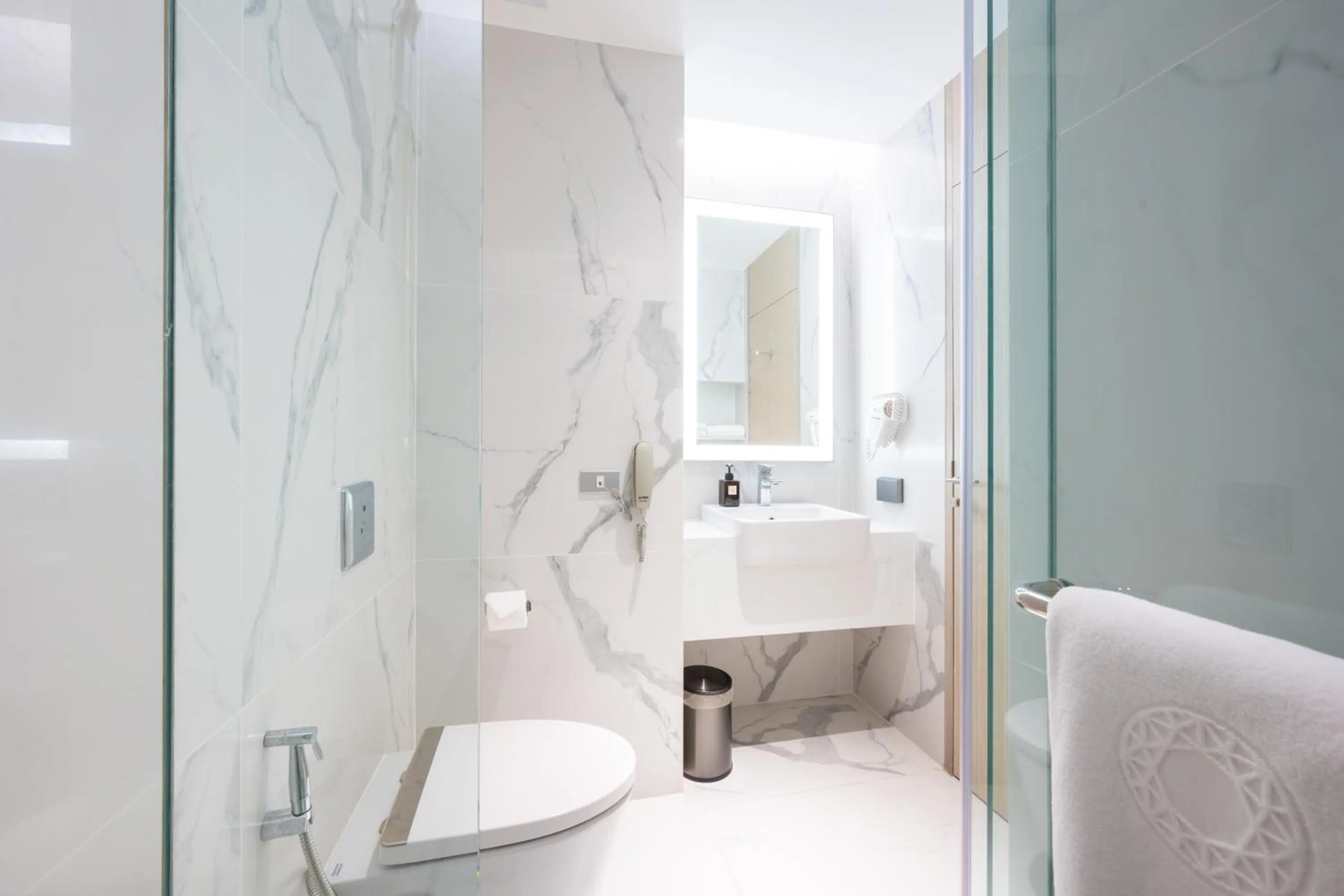 Bathroom, Bed in Grand Richmond Stylish Convention Hotel