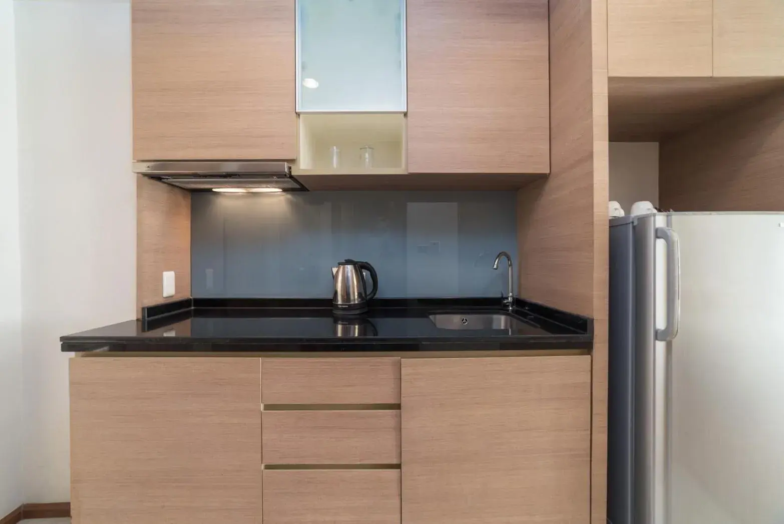 Decorative detail, Kitchen/Kitchenette in Golden Pearl Hotel