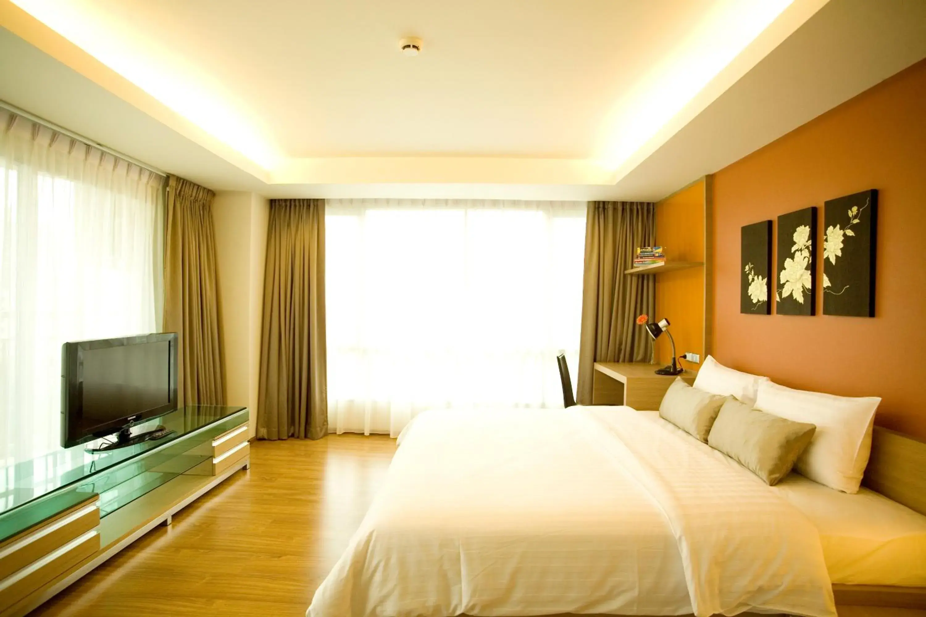 Bed, TV/Entertainment Center in Golden Pearl Hotel