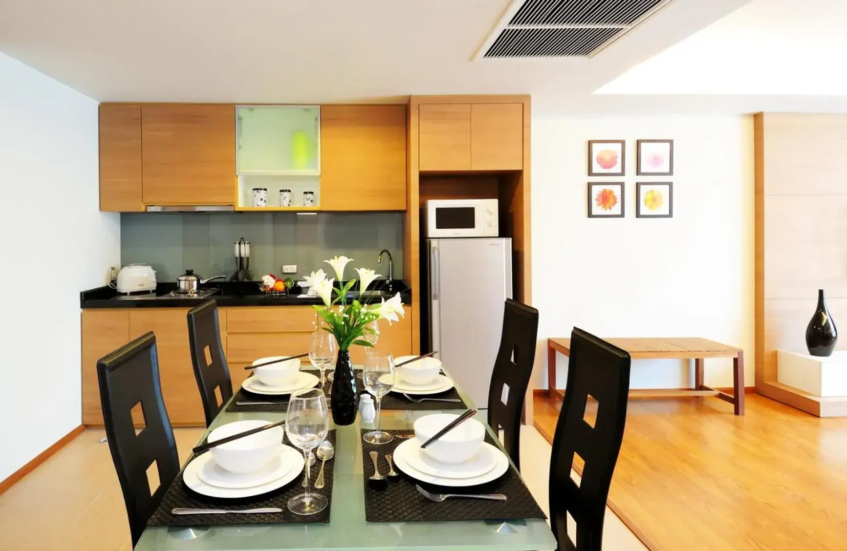 Kitchen or kitchenette, Dining Area in Golden Pearl Hotel
