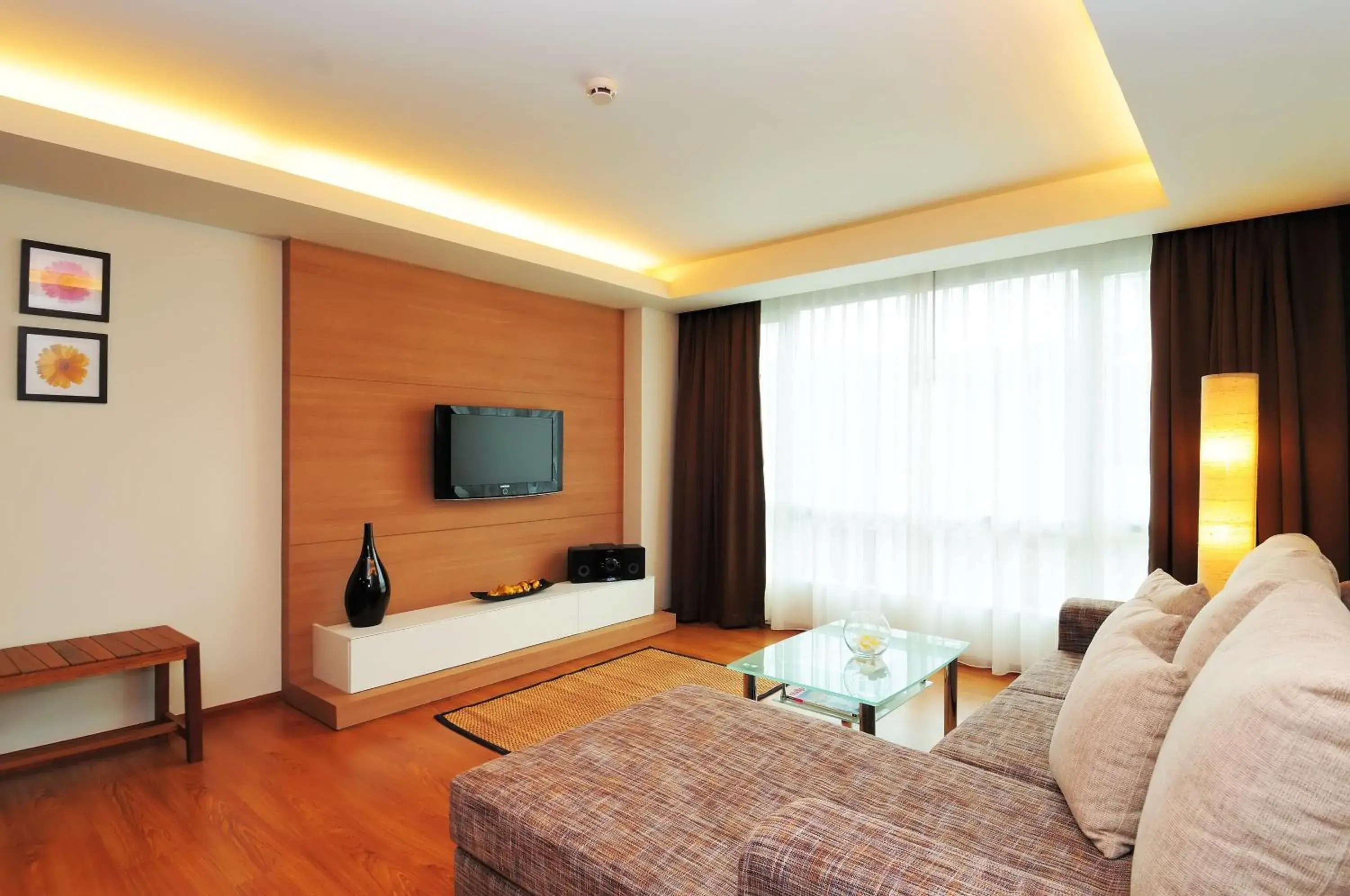 Living room, TV/Entertainment Center in Golden Pearl Hotel