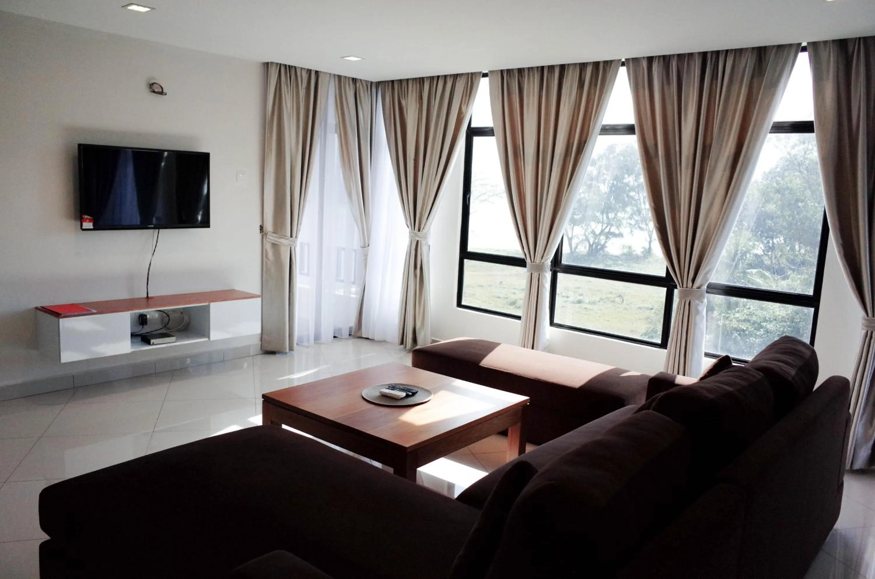 Communal lounge/ TV room in Holiday Homes At Samsuria Resort