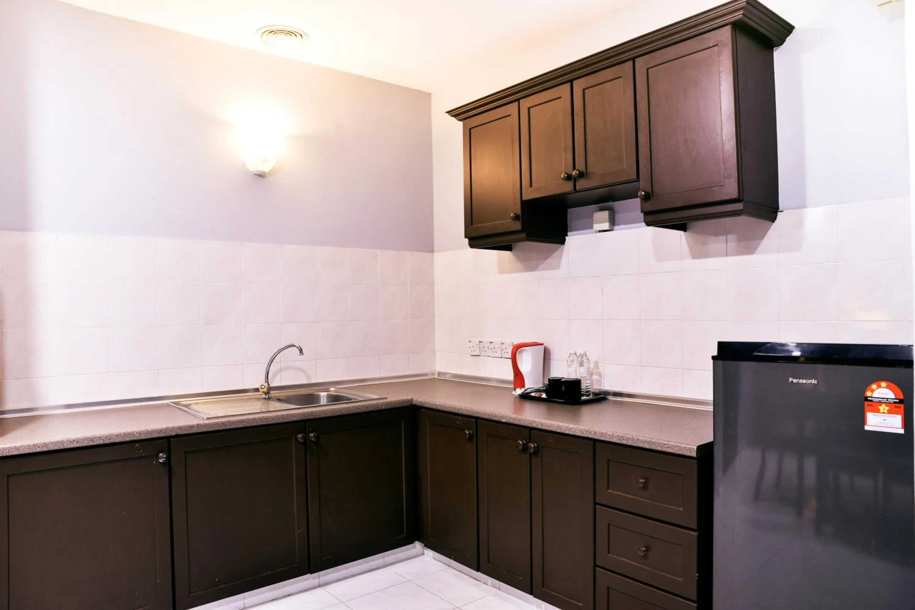 Dining area in Leisure Cove Hotel and Apartments