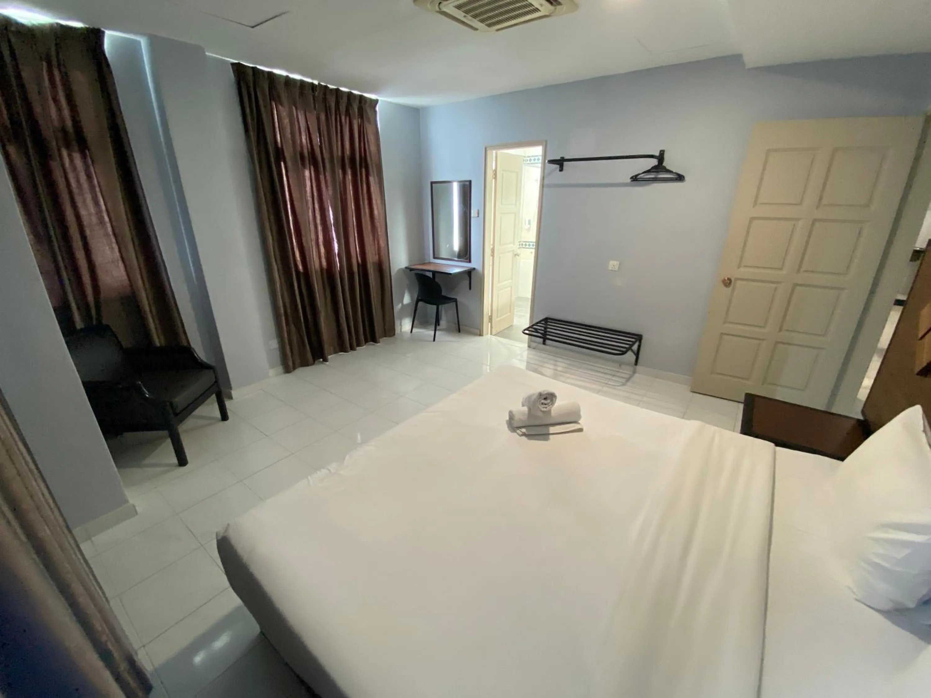 Bedroom, Bed in Leisure Cove Hotel and Apartments