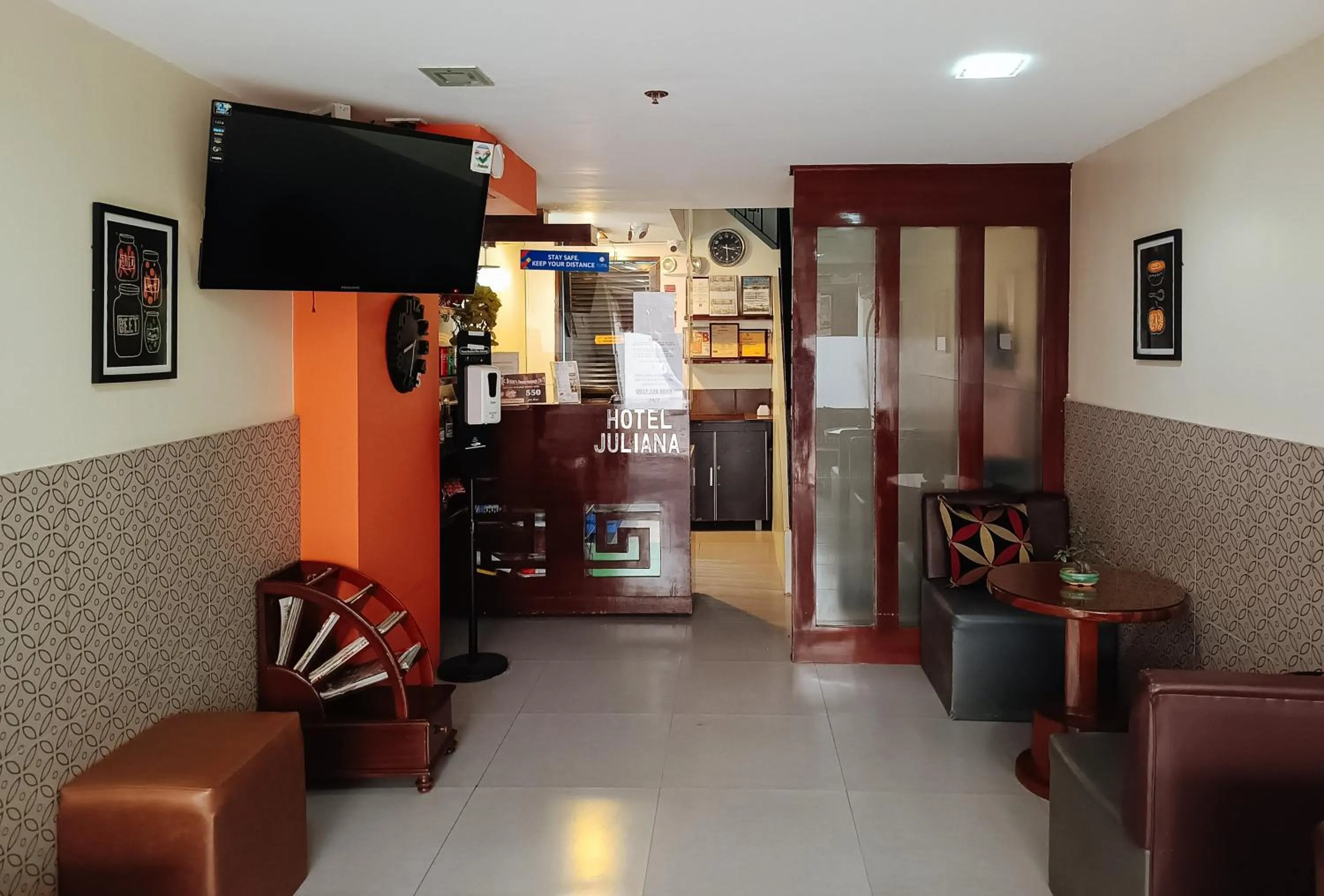 Seating area in Hotel Juliana by RedDoorz