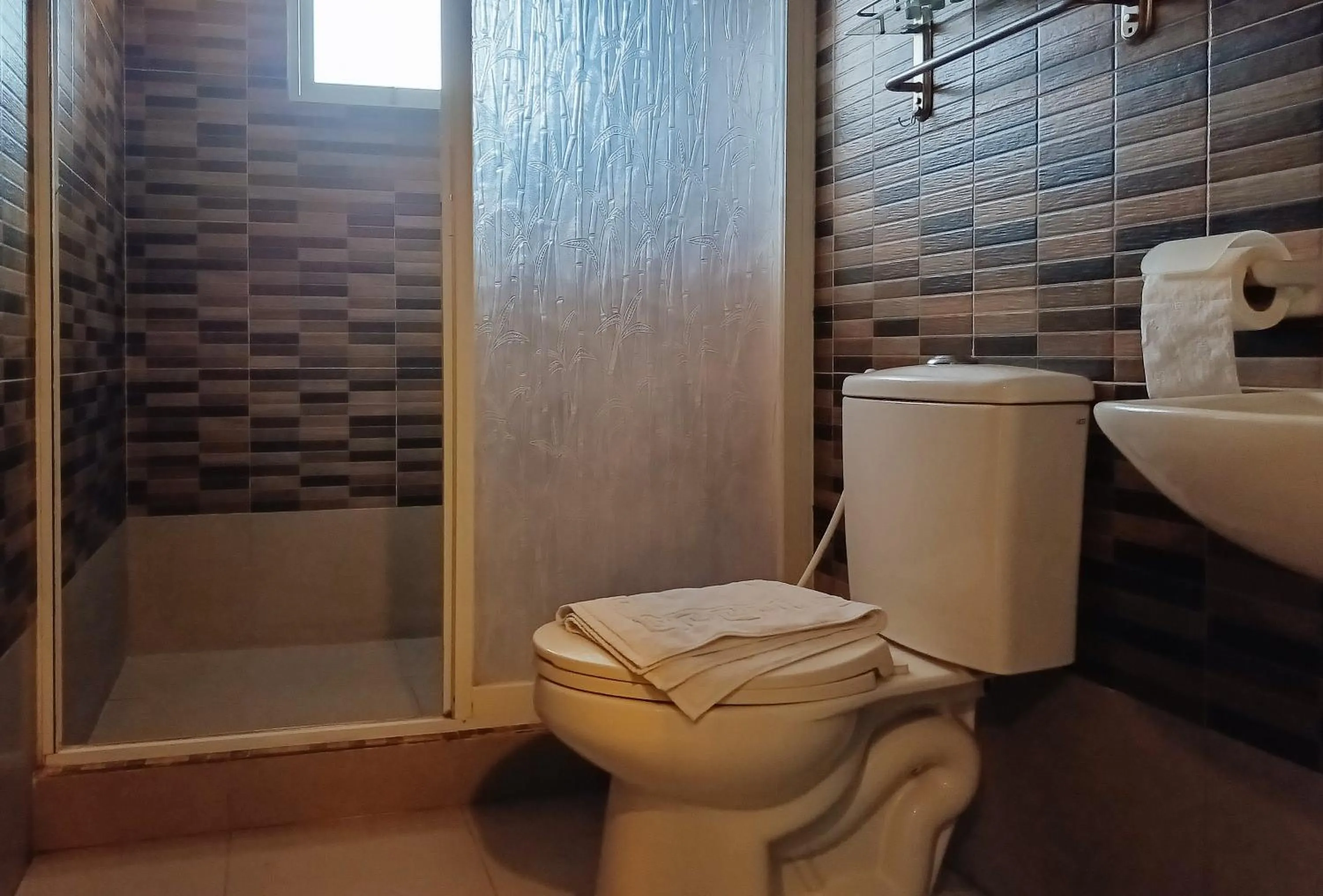 Shower in Hotel Juliana by RedDoorz