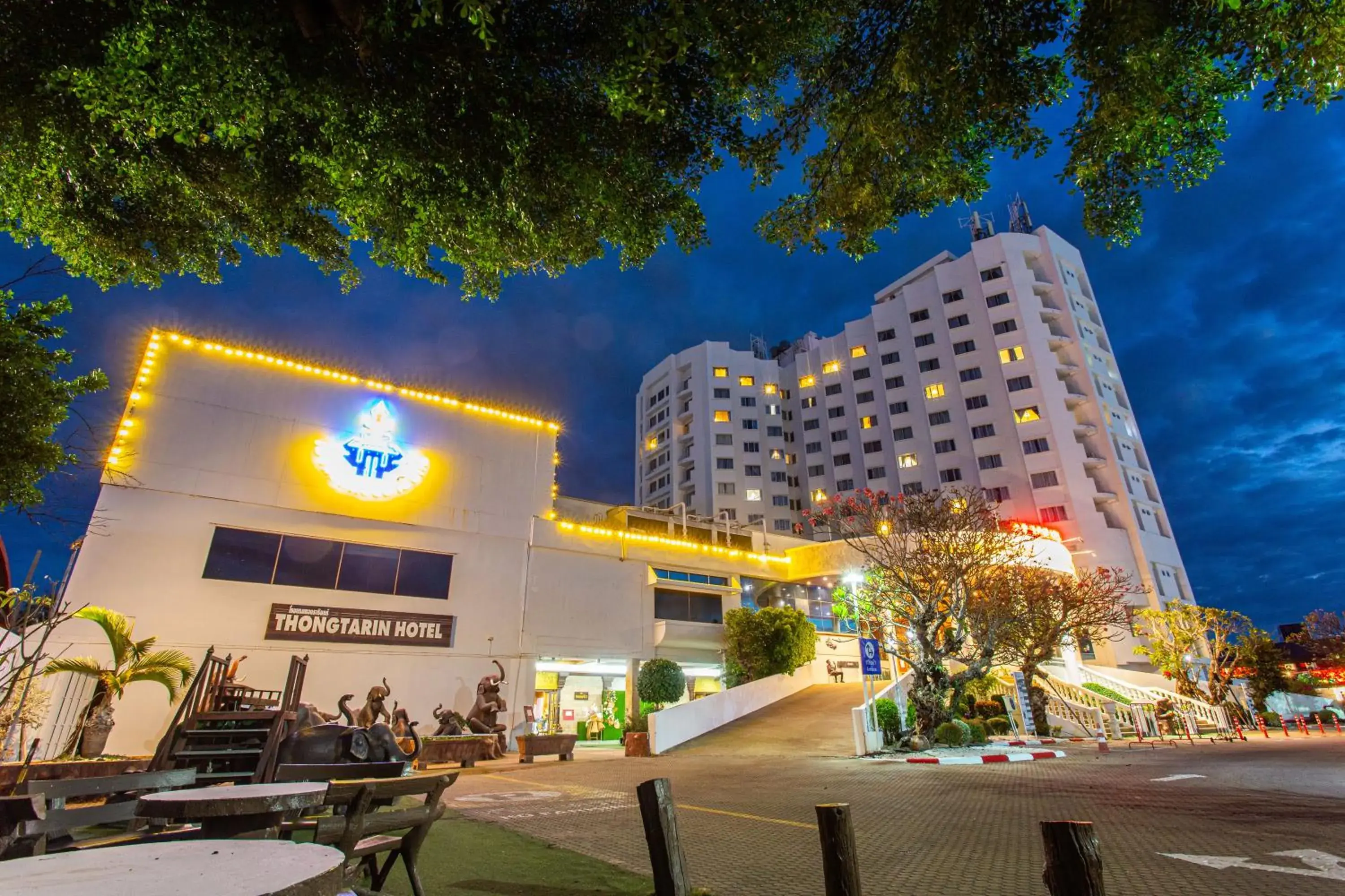 Property building in Thong Tarin Hotel Property building in Thong Tarin Hotel