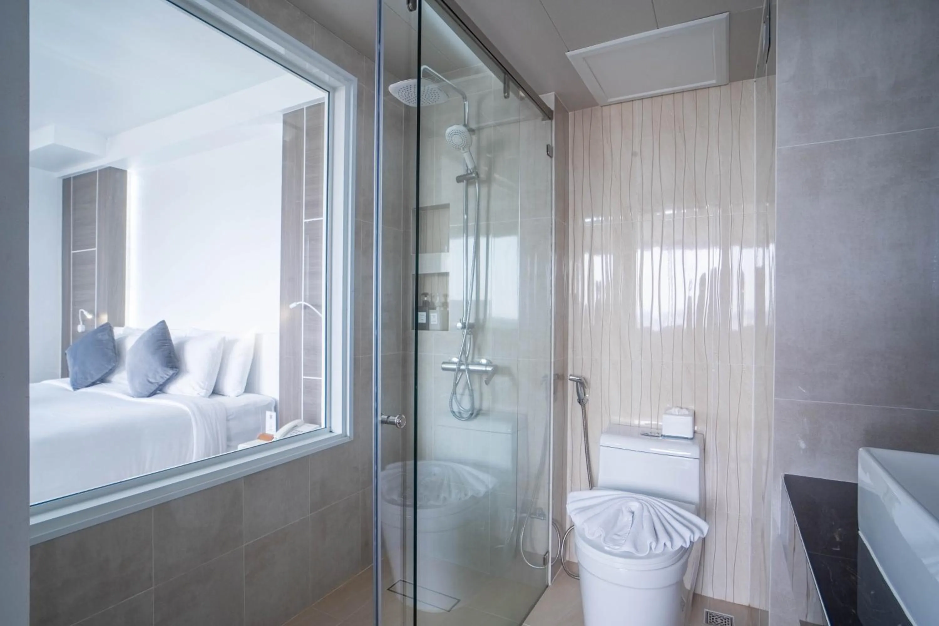 Shower in Thongtarin Hotel