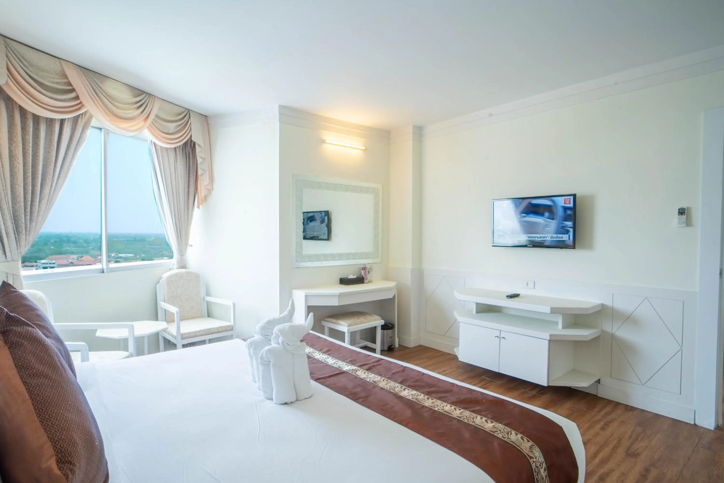 Photo of the whole room, Bed in Thongtarin Hotel