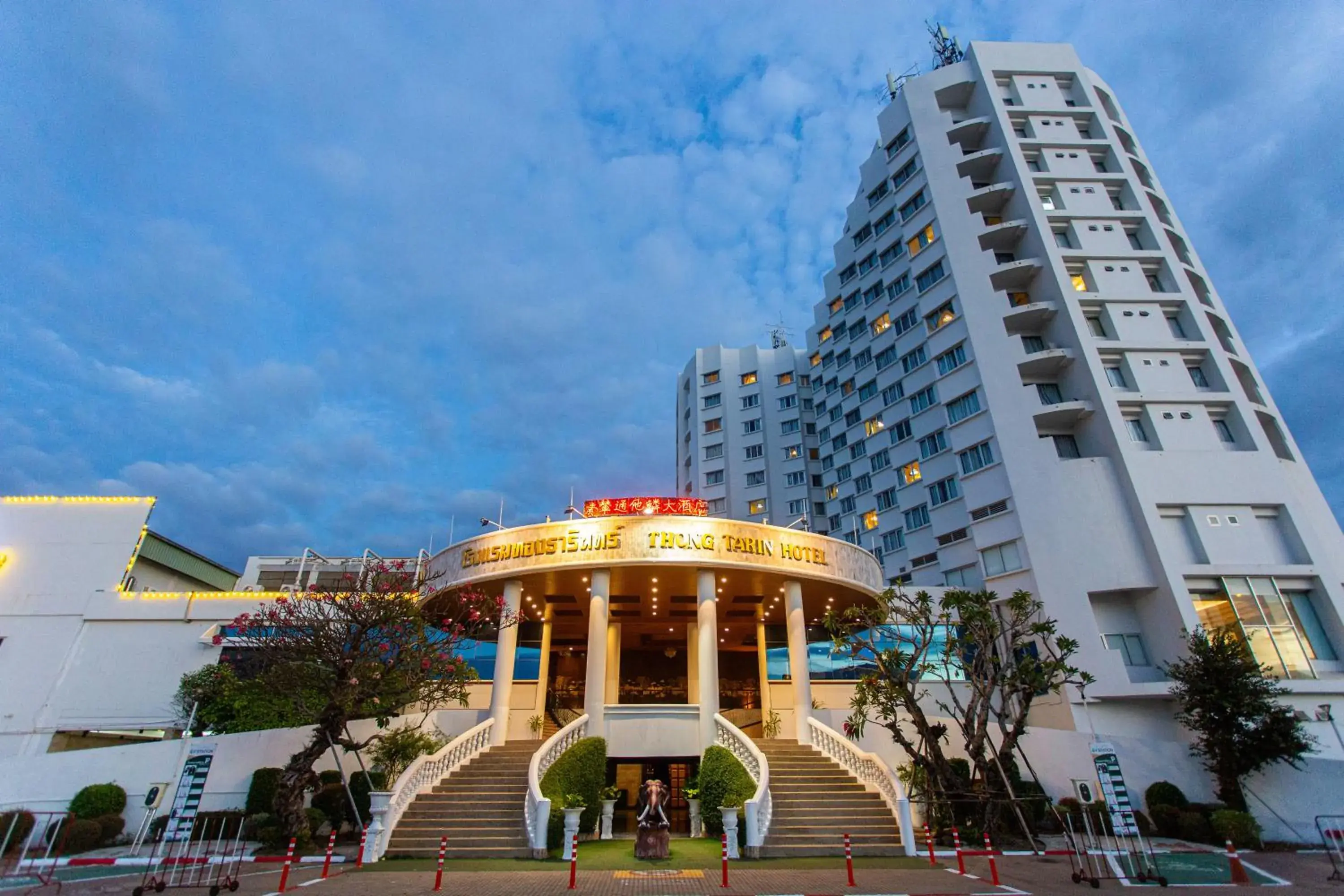 Property building in Thong Tarin Hotel Property building in Thong Tarin Hotel